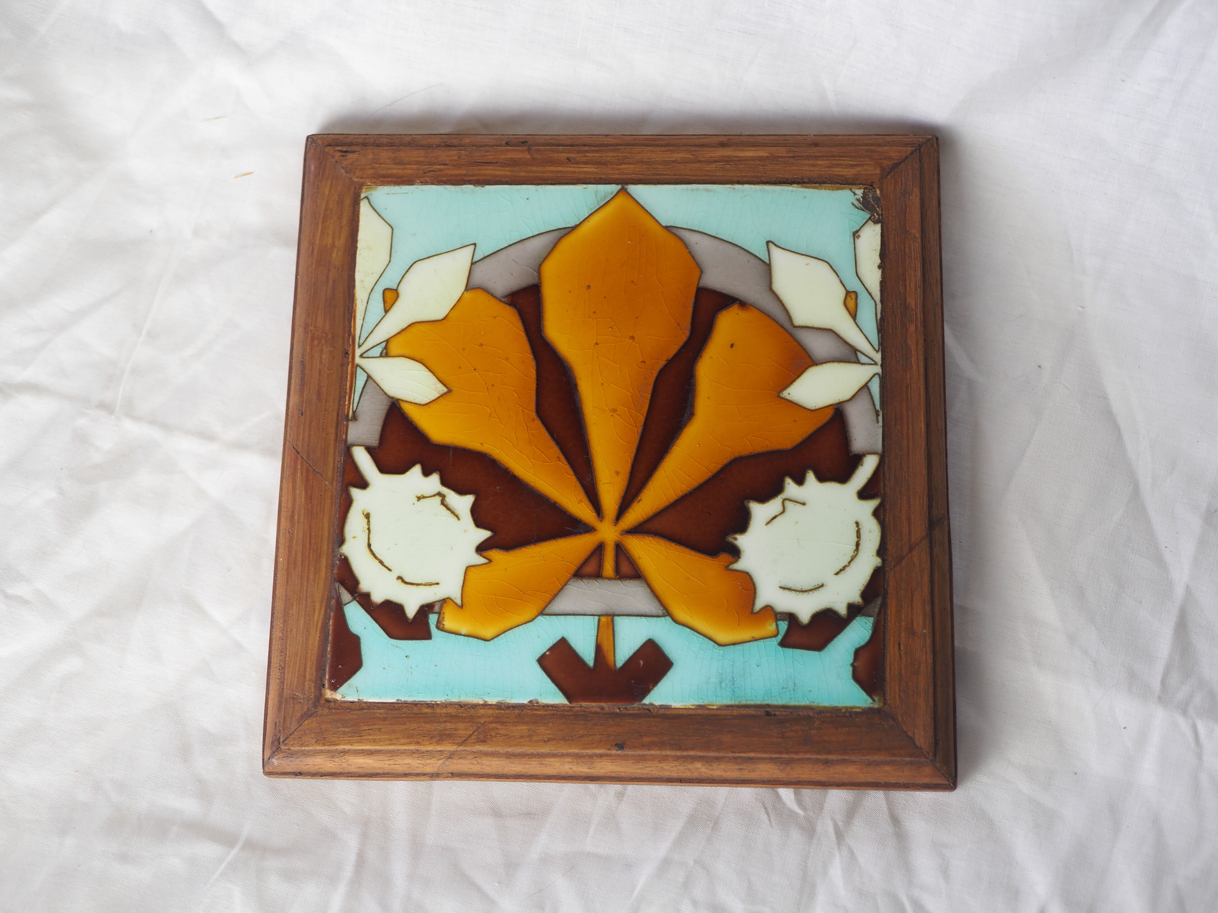 Leaf earthenware checkered underside and maronnier bug - autumn atmosphere - deb. XXth