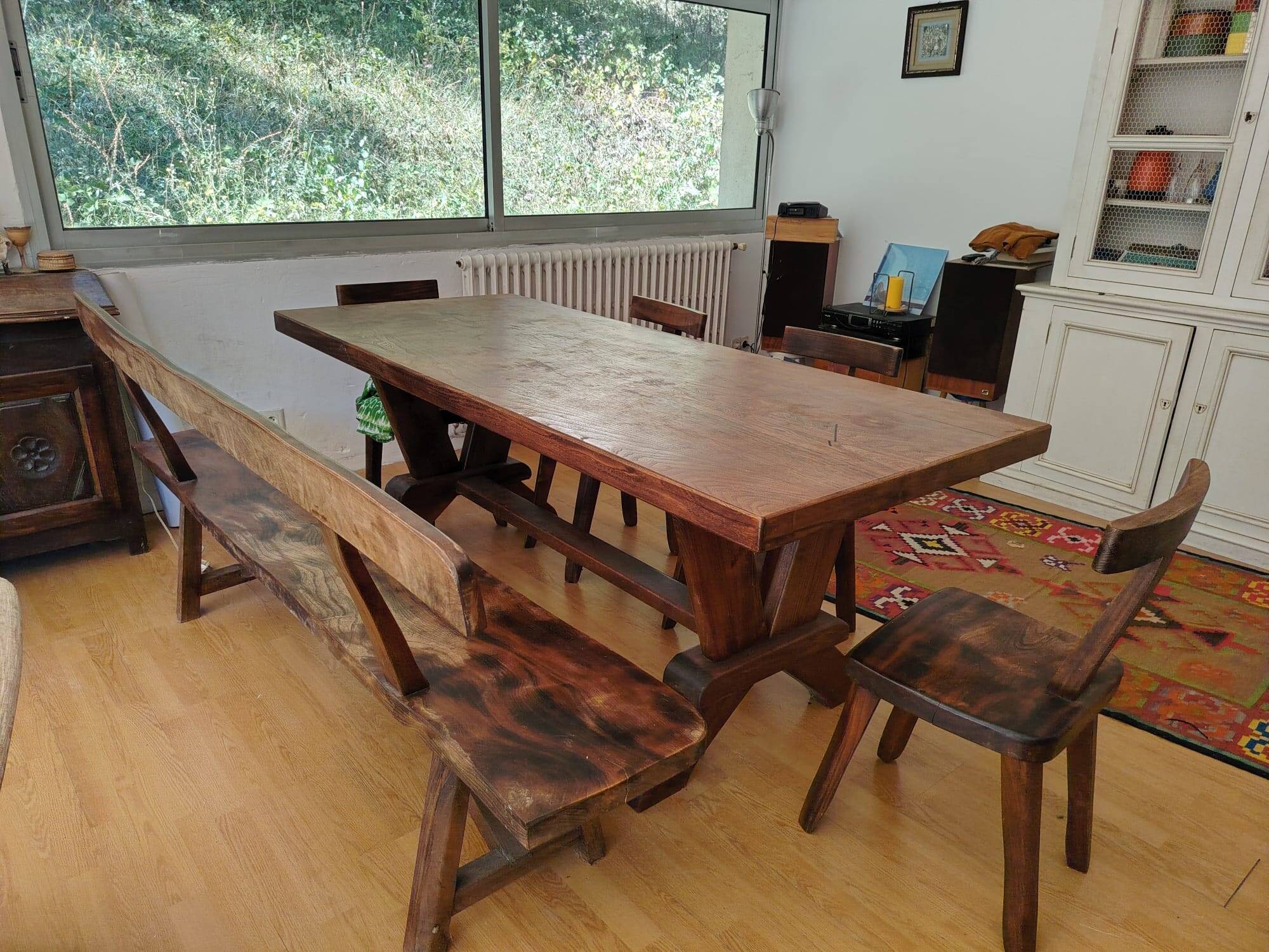 Set table, 4 chairs and a brutalist bench in the Regain style.