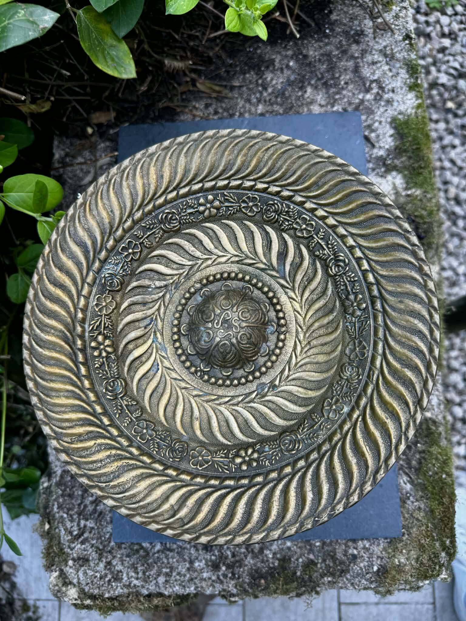 Large fruit bowl in solid brass Neo-Renaissance