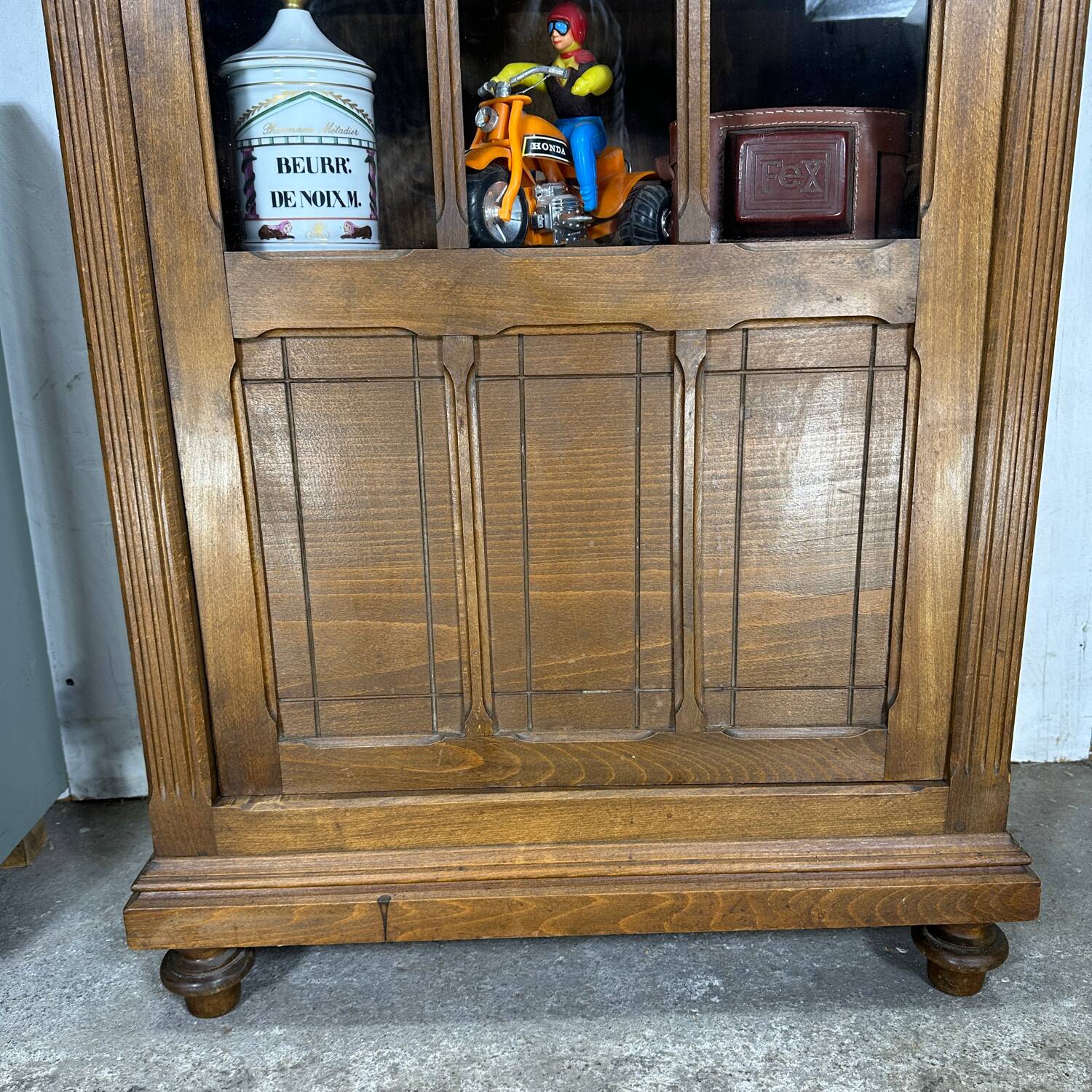 Vitrine parisienne en bois