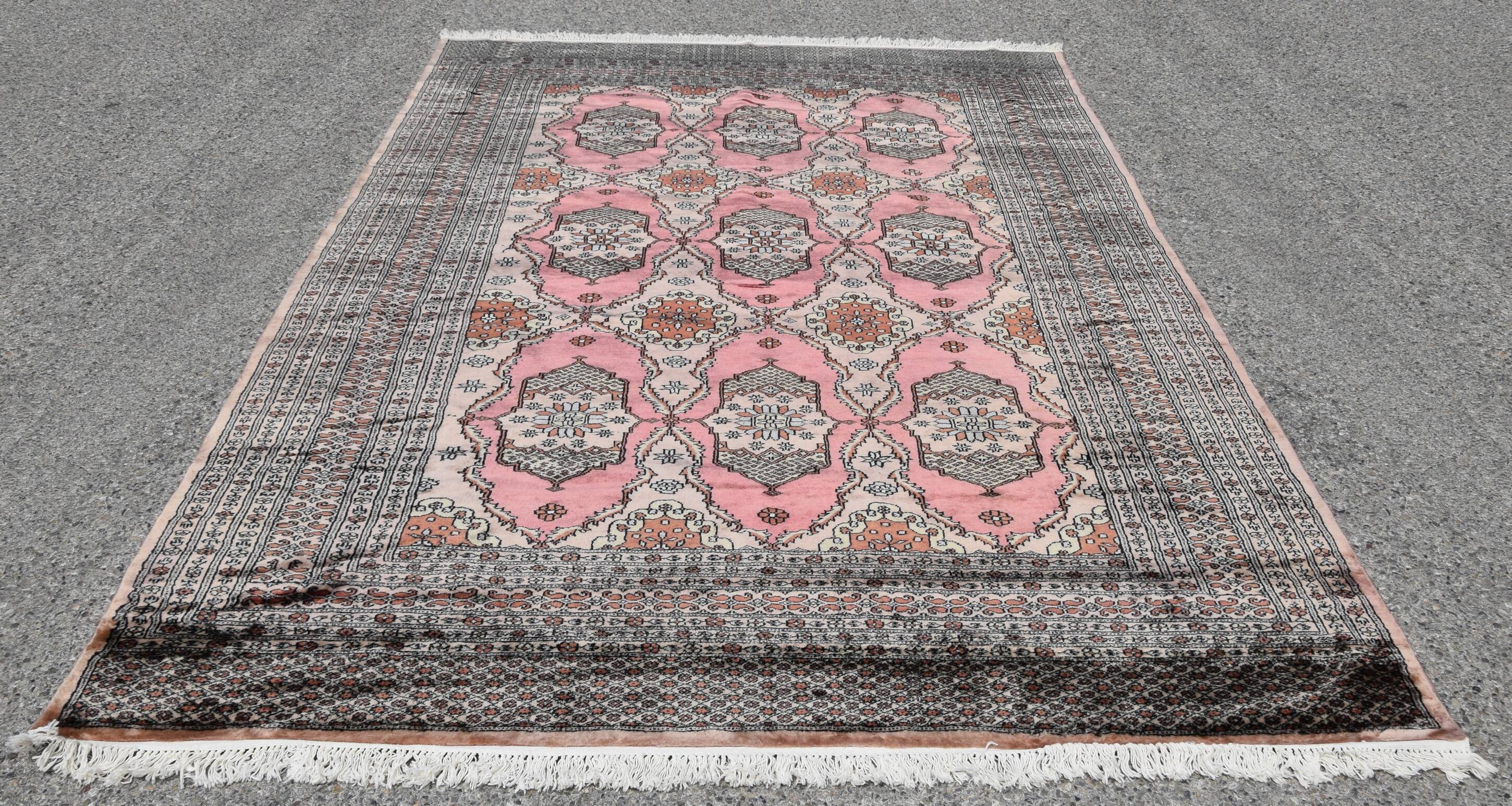 Oriental rug from Pakistan: 1.83 X 2.75 meters. Handmade