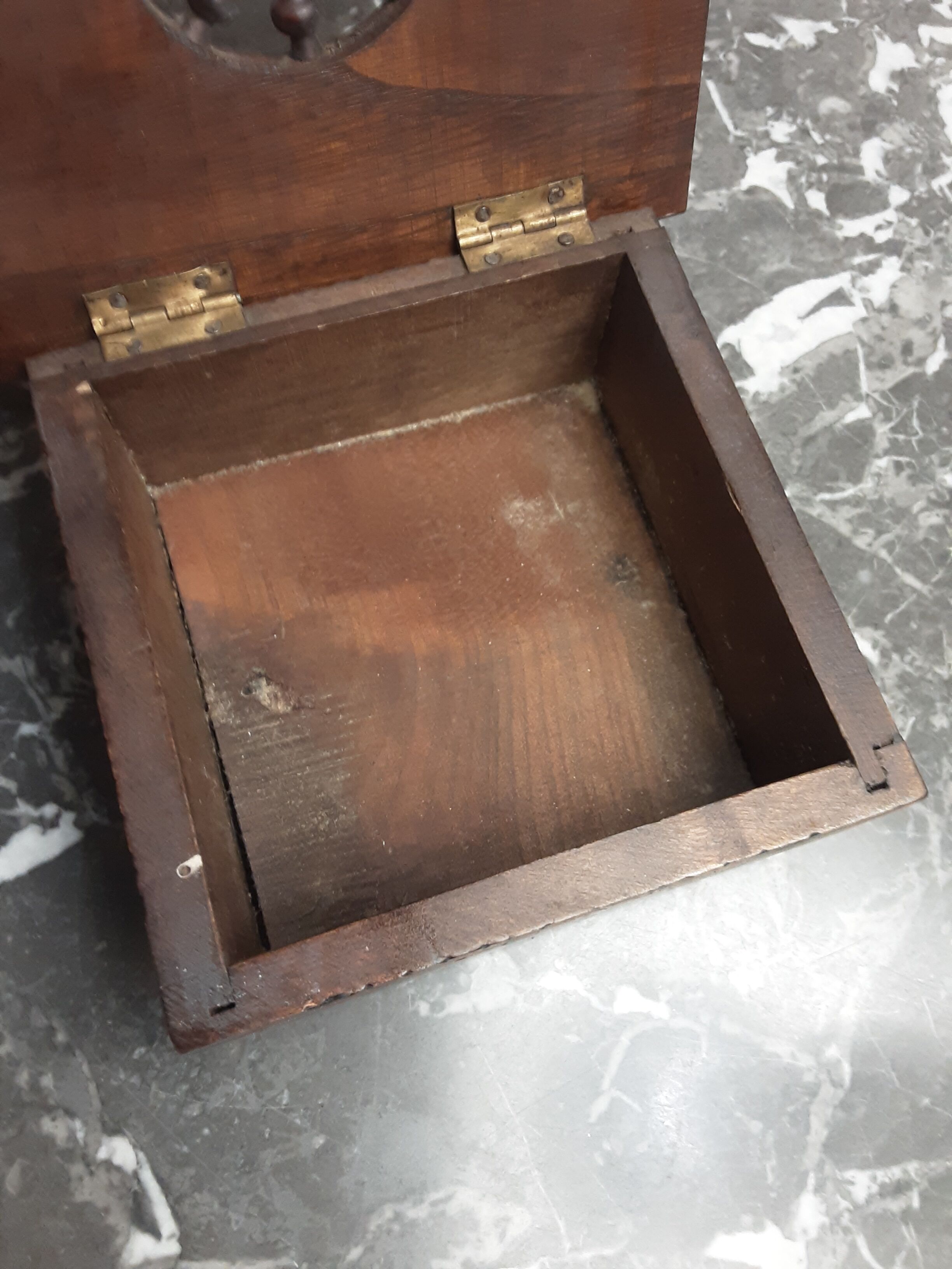 Breton box in chiseled wood - vintage