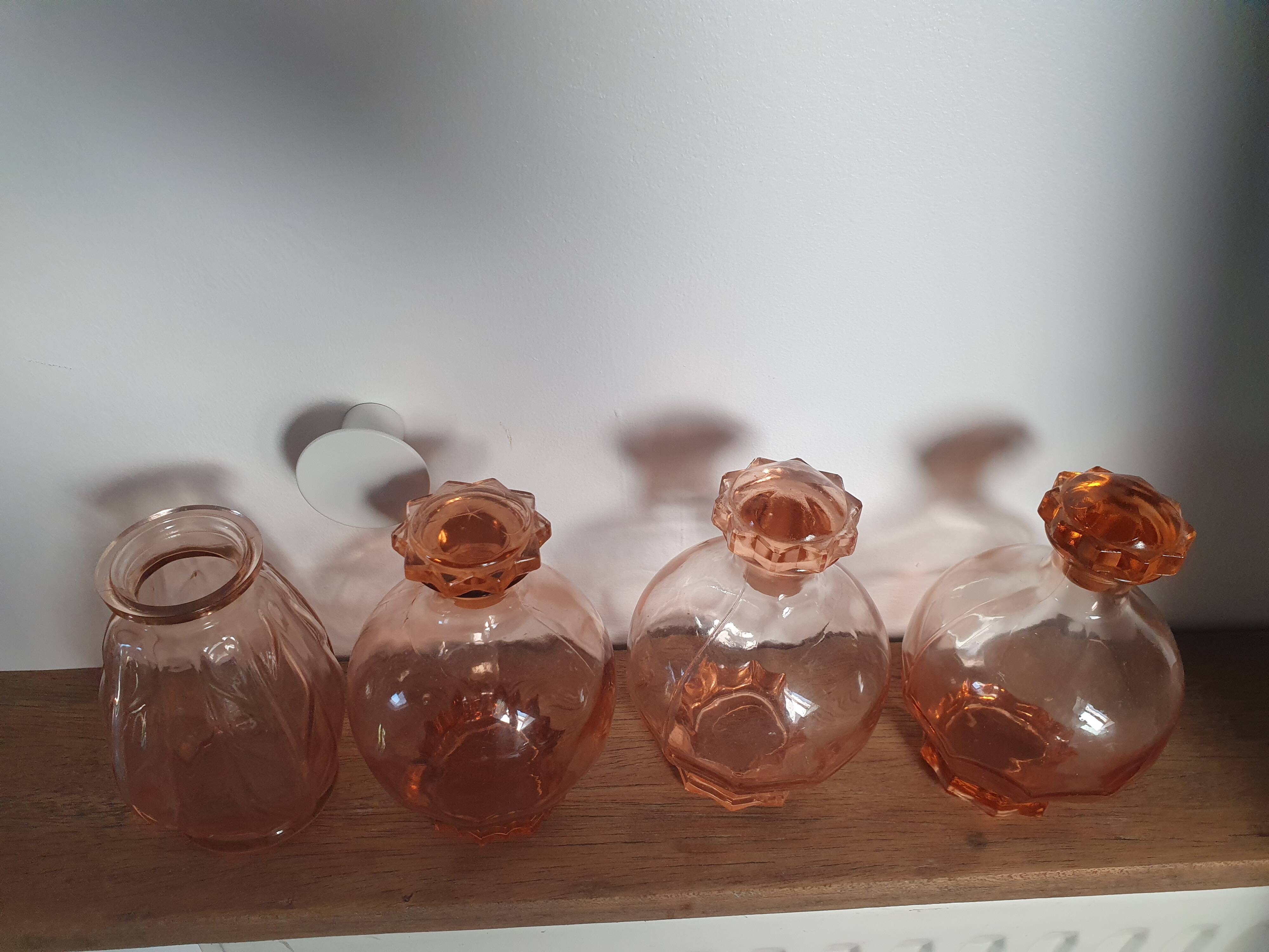 Set of 3 pots and a vintage pink glass vase ht 13.5cm diam 8cm