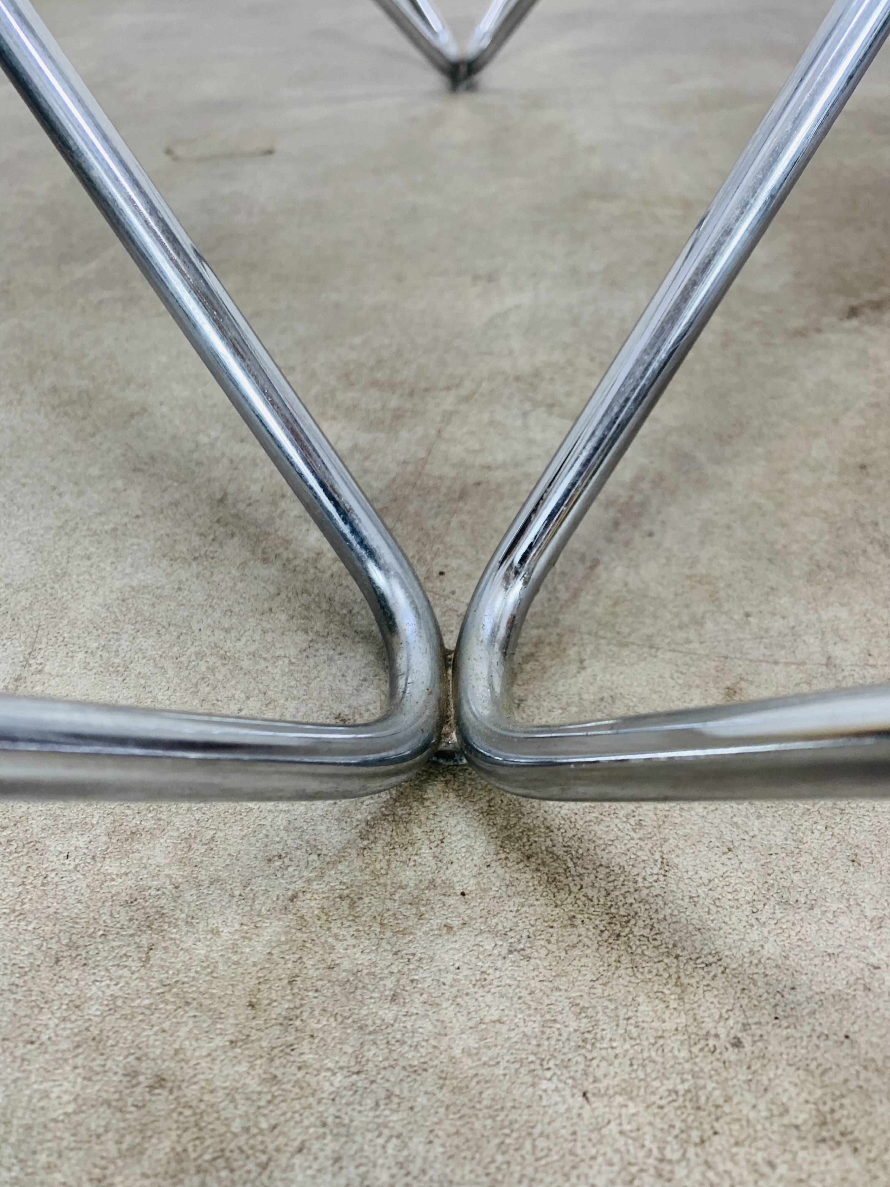Pyramidal coffee table in chrome-plated steel wire and glass in the style of Piva