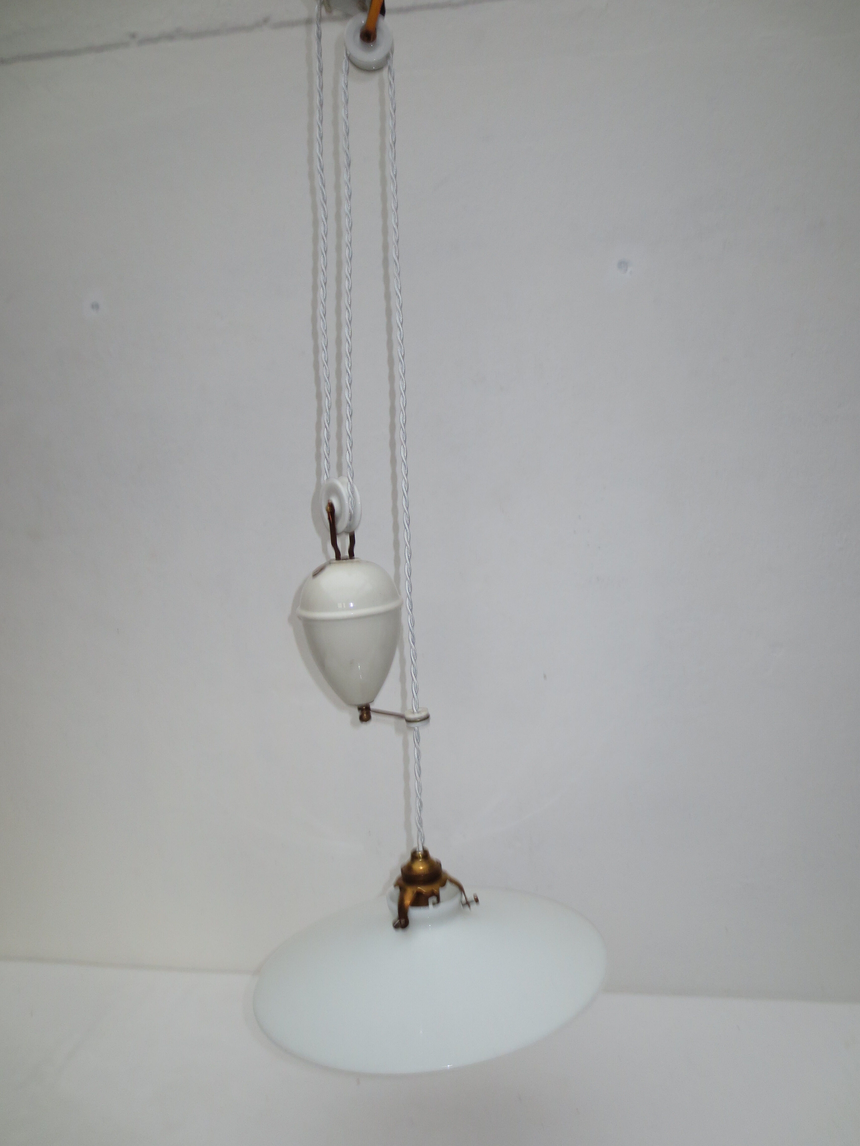 Suspension dit monte et baisse en porcelaine et opaiine blanche