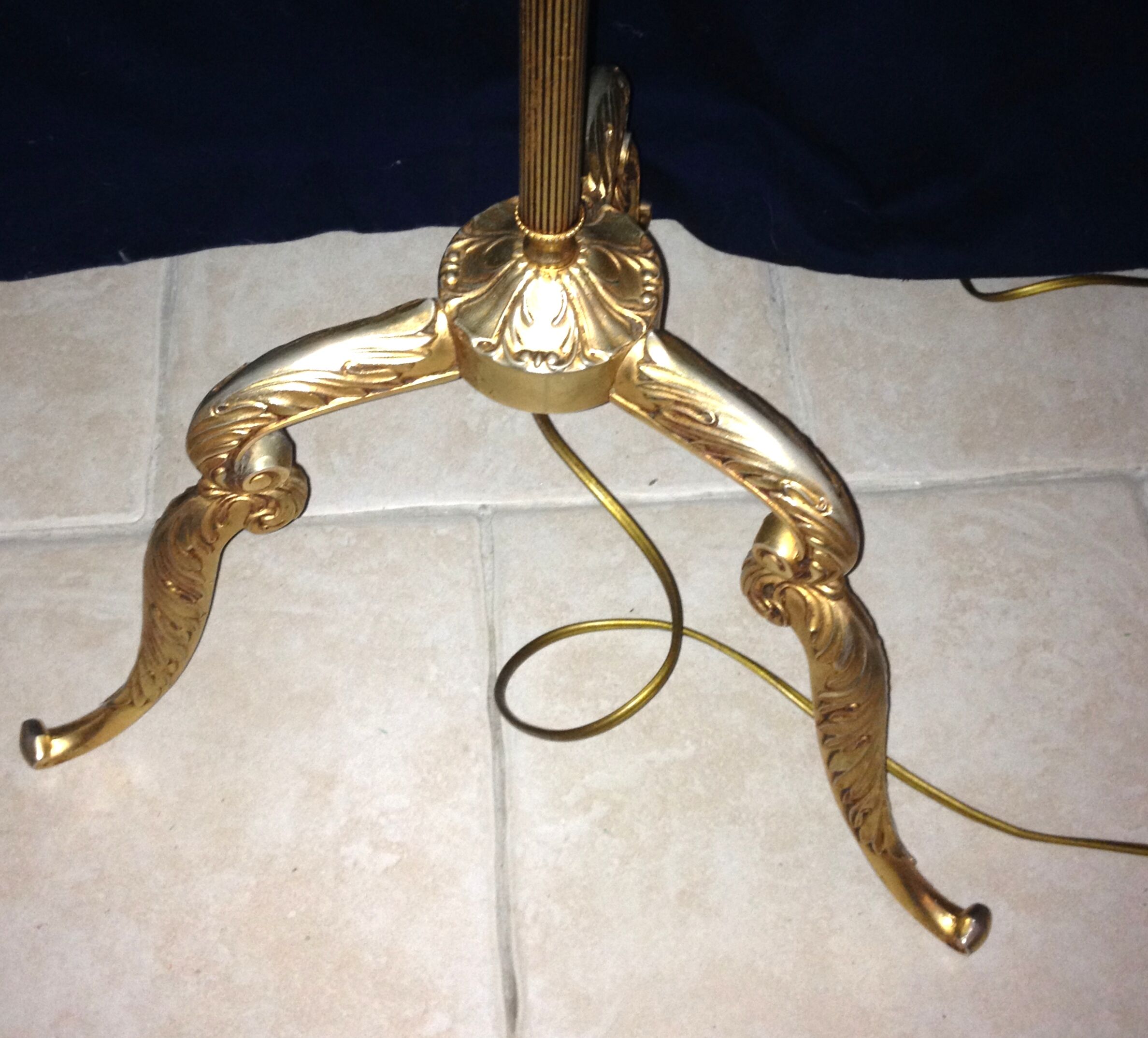 Bronze tripod lamppost