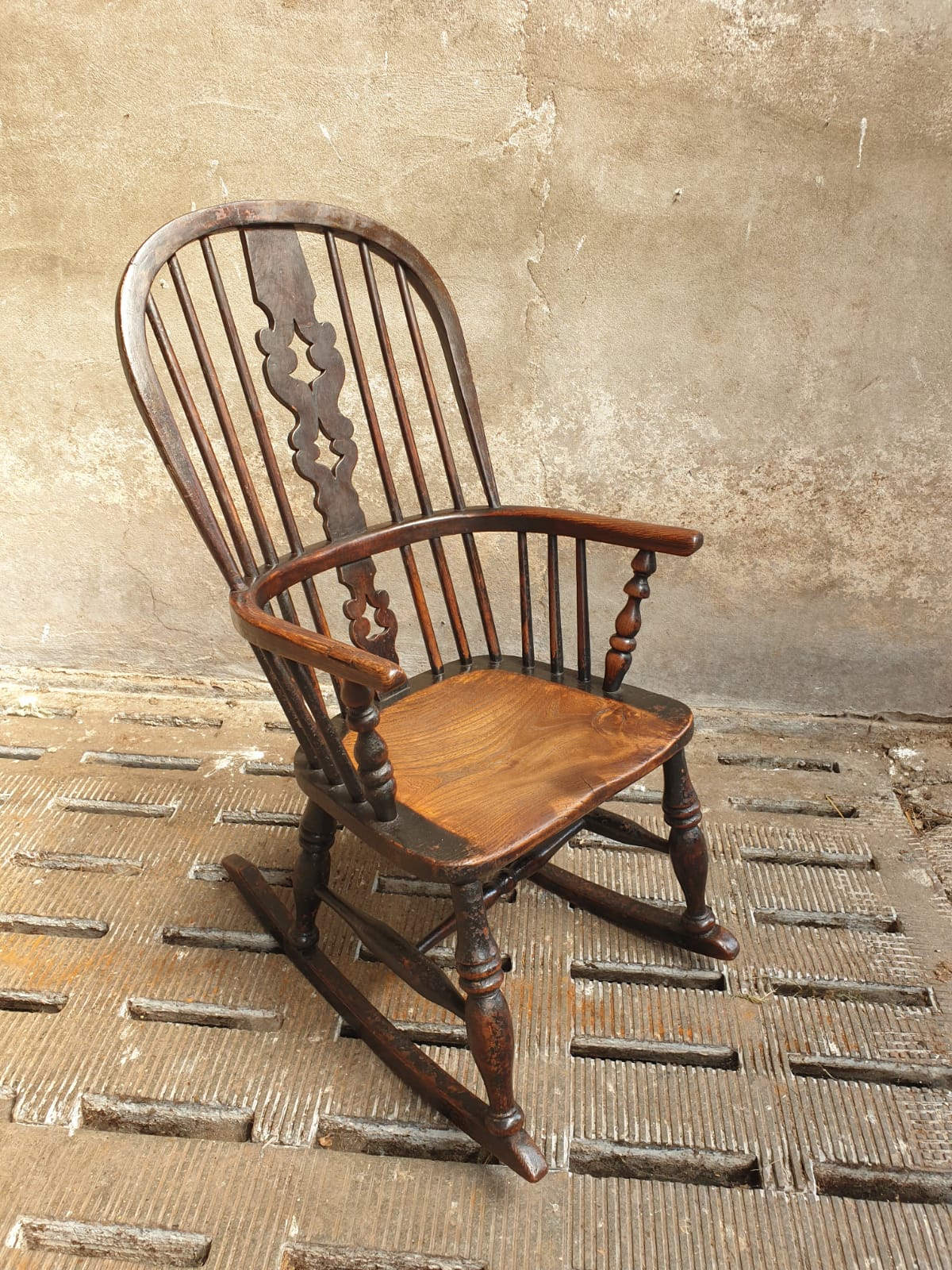 Antique rocking chair Windsor 1840