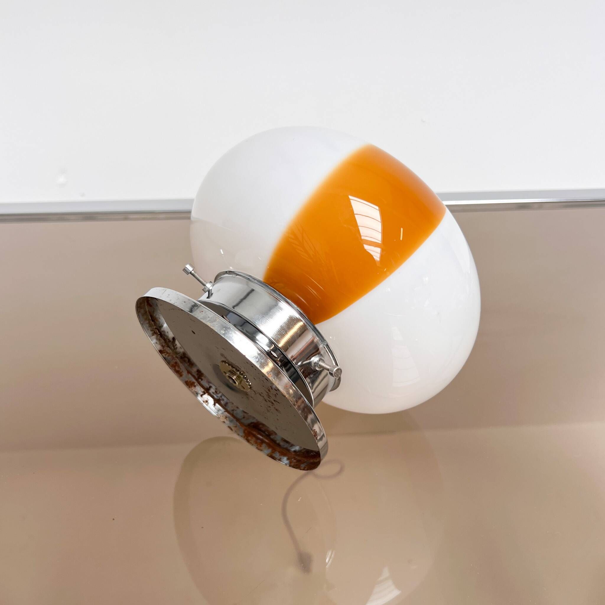Lampe de table en verre opale italienne, années 1960