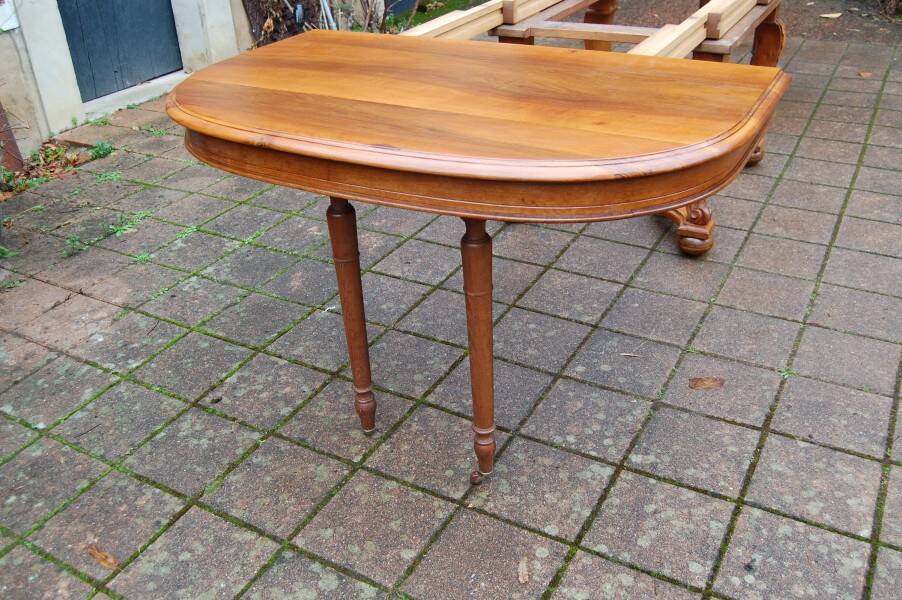 Napoleon III period walnut table from the late 19th century with extensions for 16 covers.