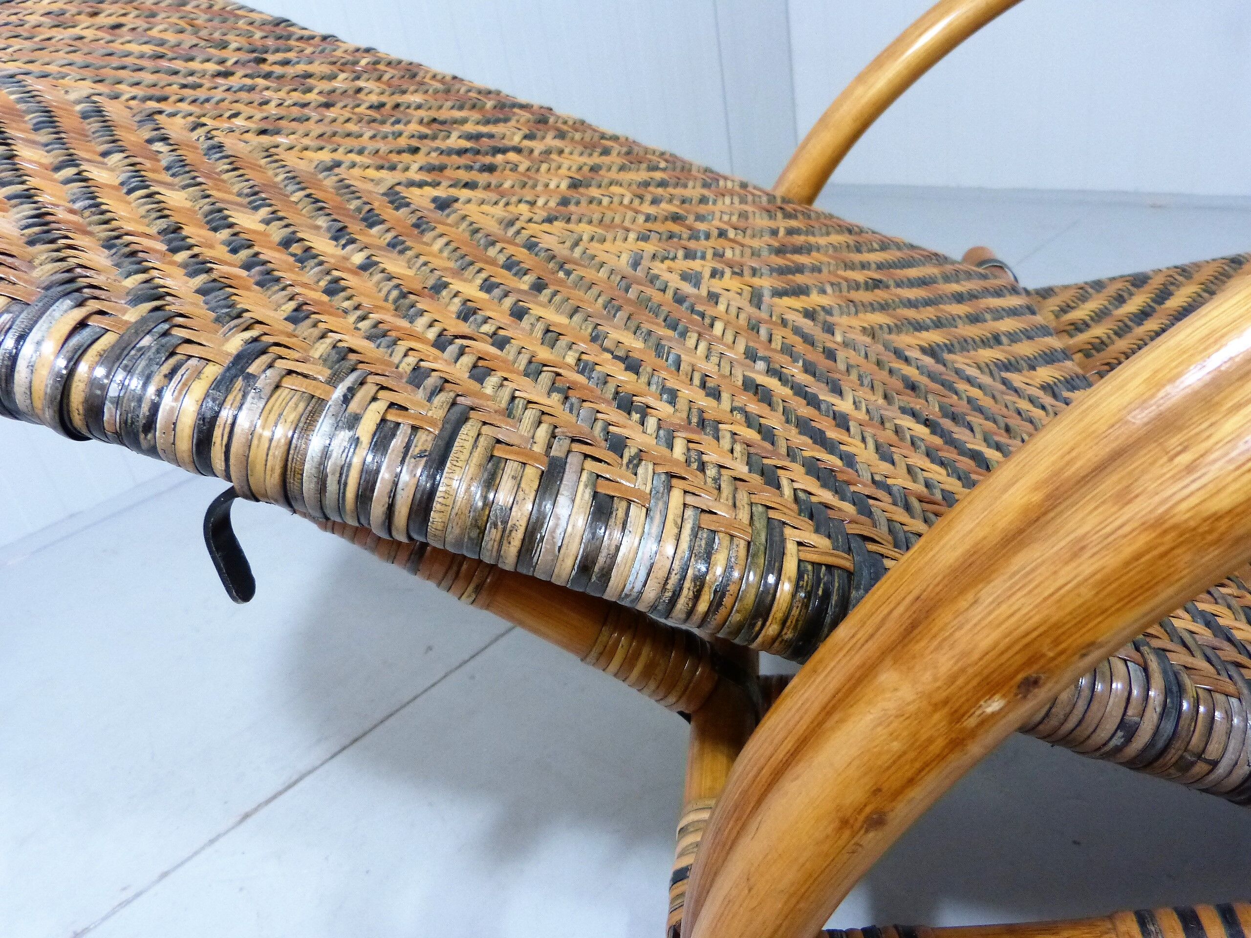 Chaise longue en rotin bicolore du milieu du siècle Années 1960
