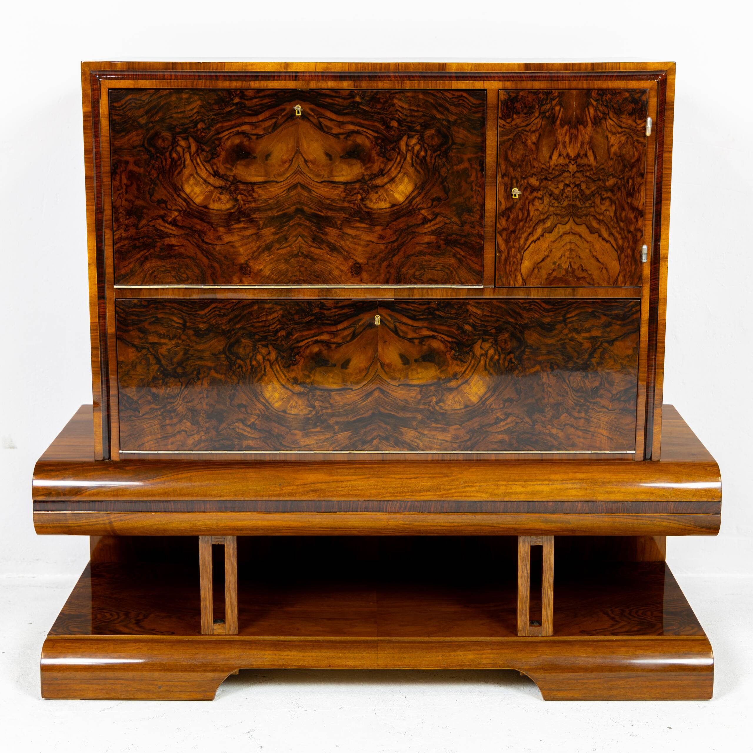 Art Deco bar cabinet in walnut, Wilhelm Mosurski - 1930s