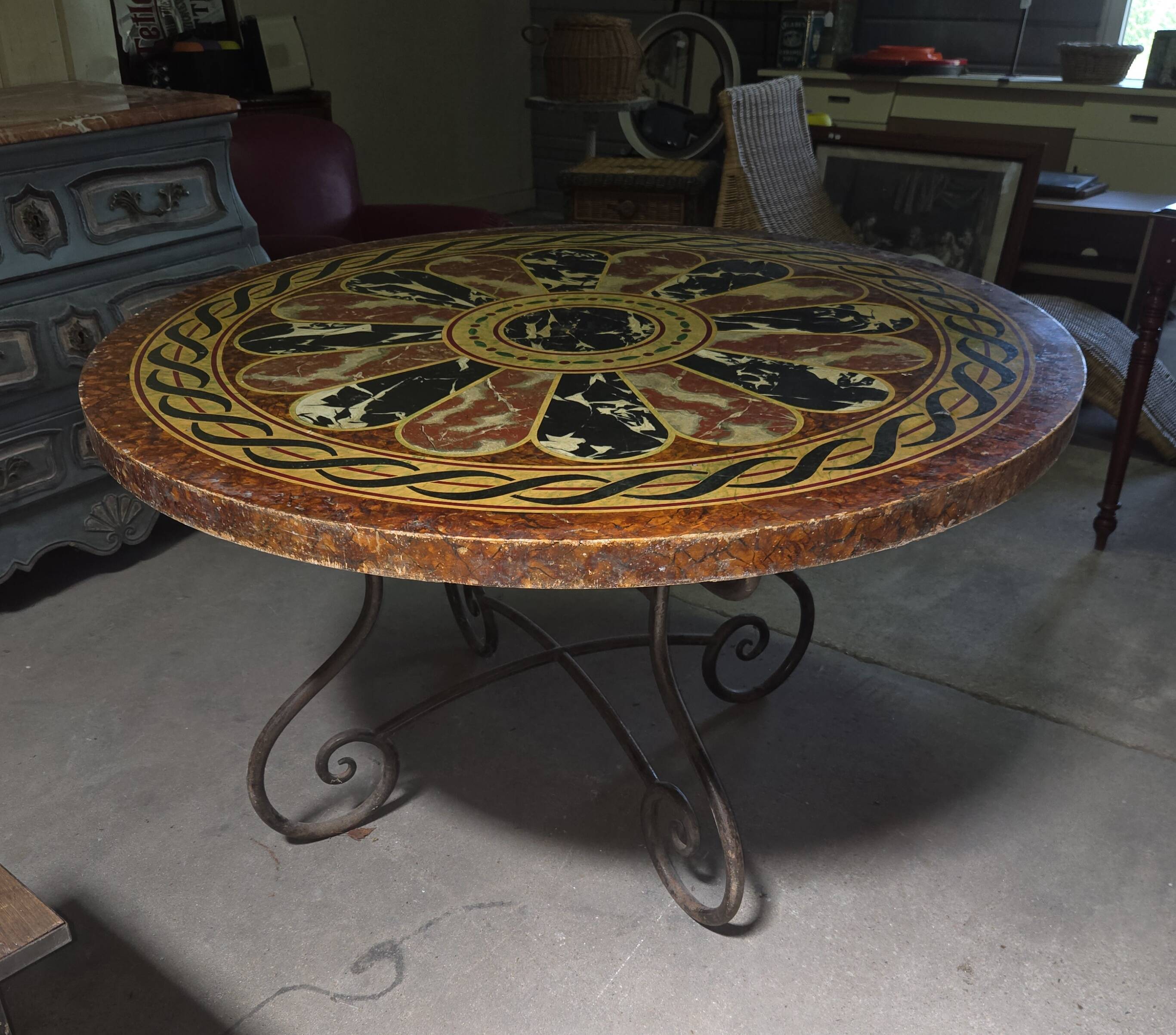 Grande table ronde à plateau en bois peint façon scagliola