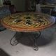 Grande table ronde à plateau en bois peint façon scagliola