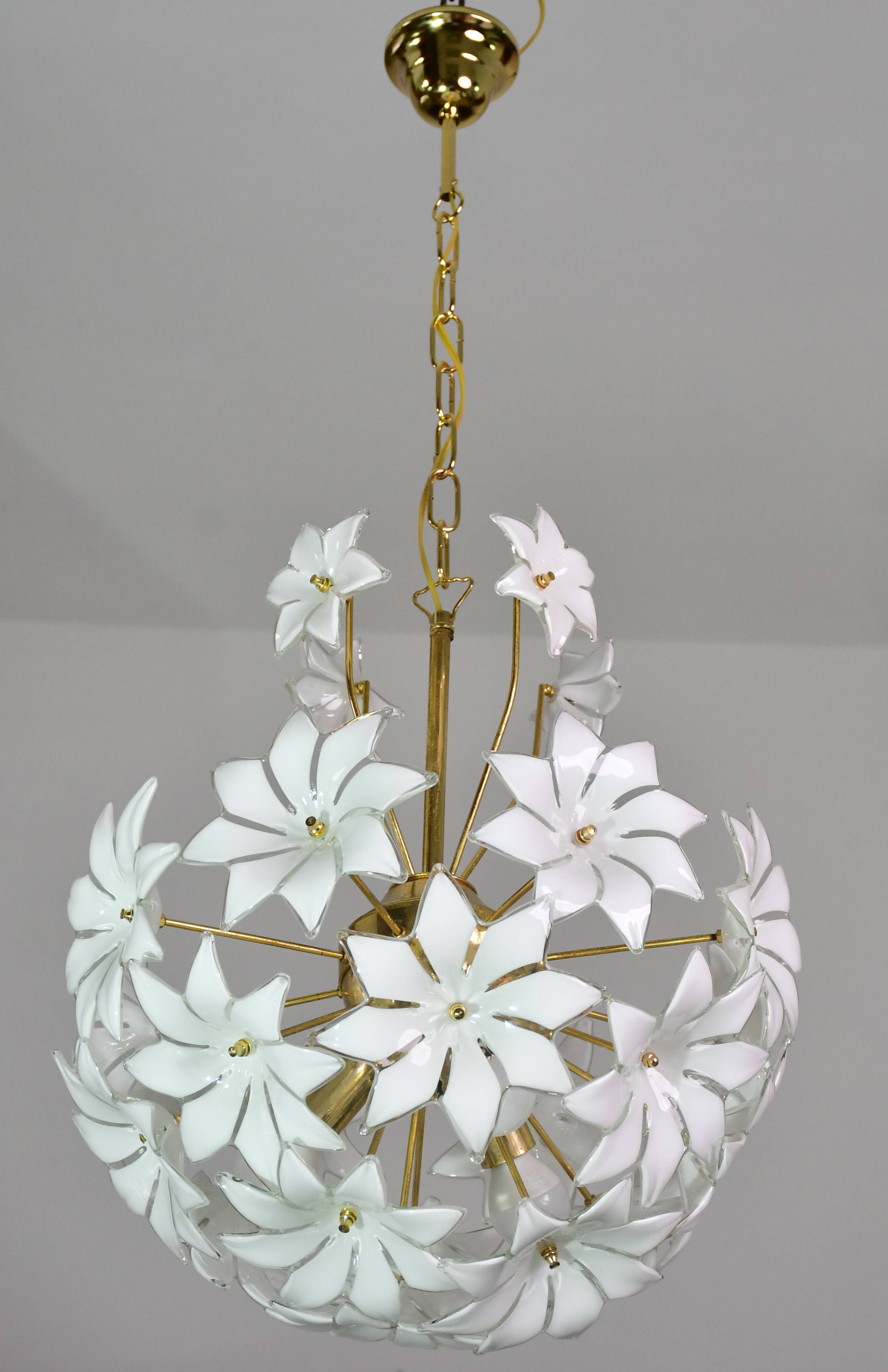 Charmant luminaire en verre de Murano Spoutnik fleurs blanches, années 1970