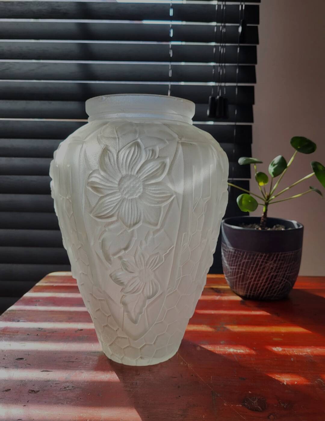 Vaas art déco en persglas givré avec décor floral, Frankrijk