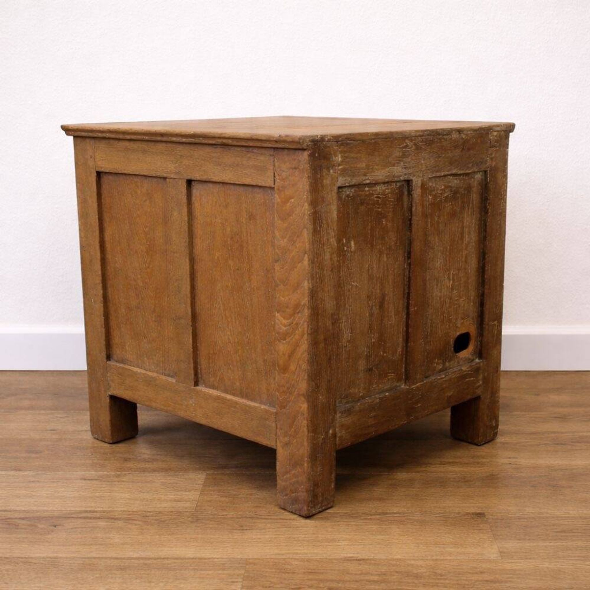 Buffet en chêne avec motifs sculptés