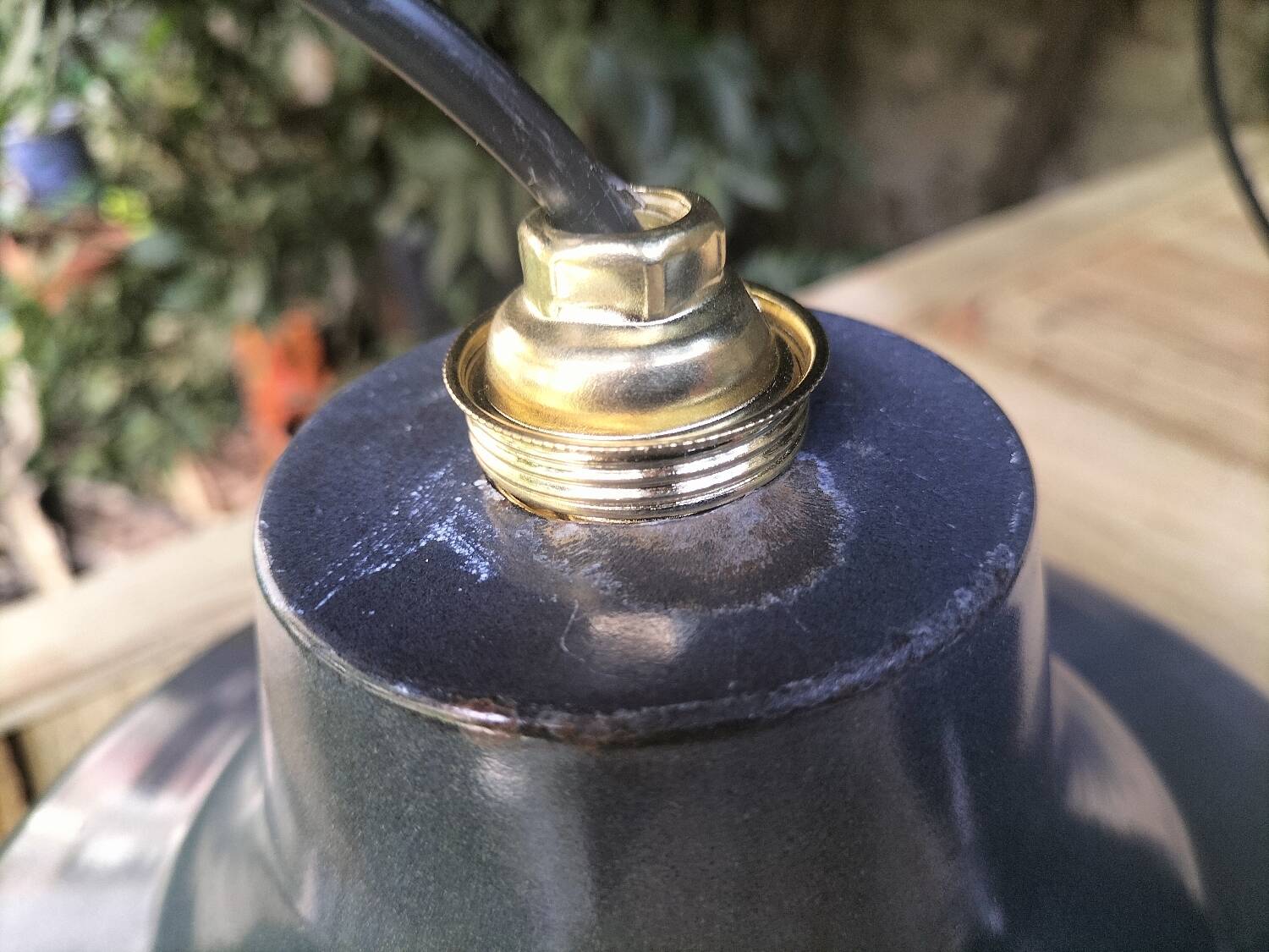Pair of enamelled sheet metal suspensions