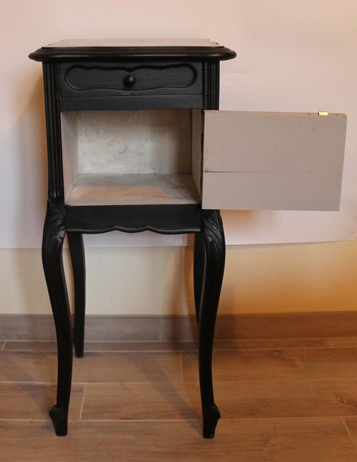 Table de chevet Louis XV patinée noire