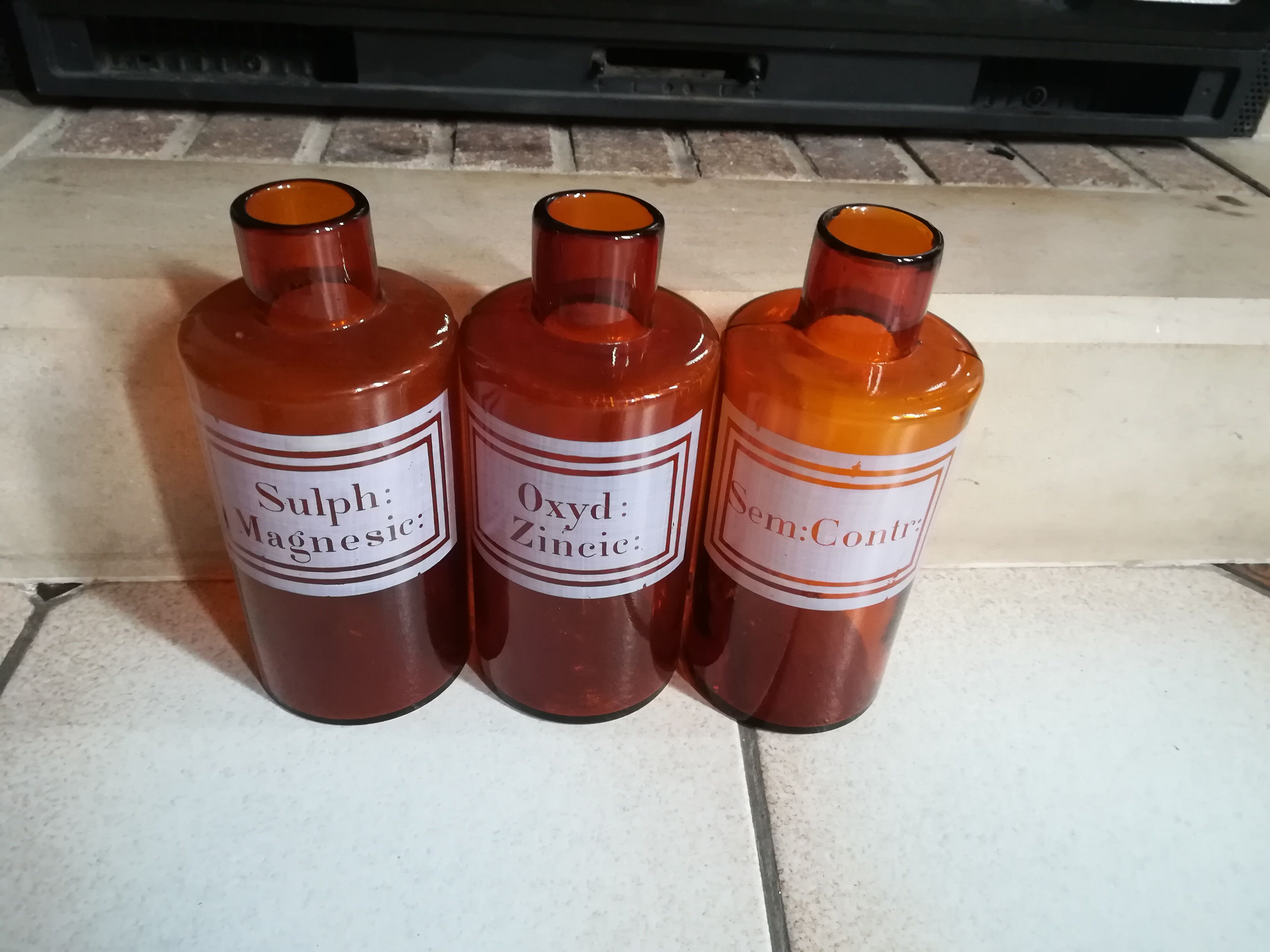 Lot de trois flacons de pharmacie