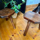 Paire de tabourets tripodes artisanaux