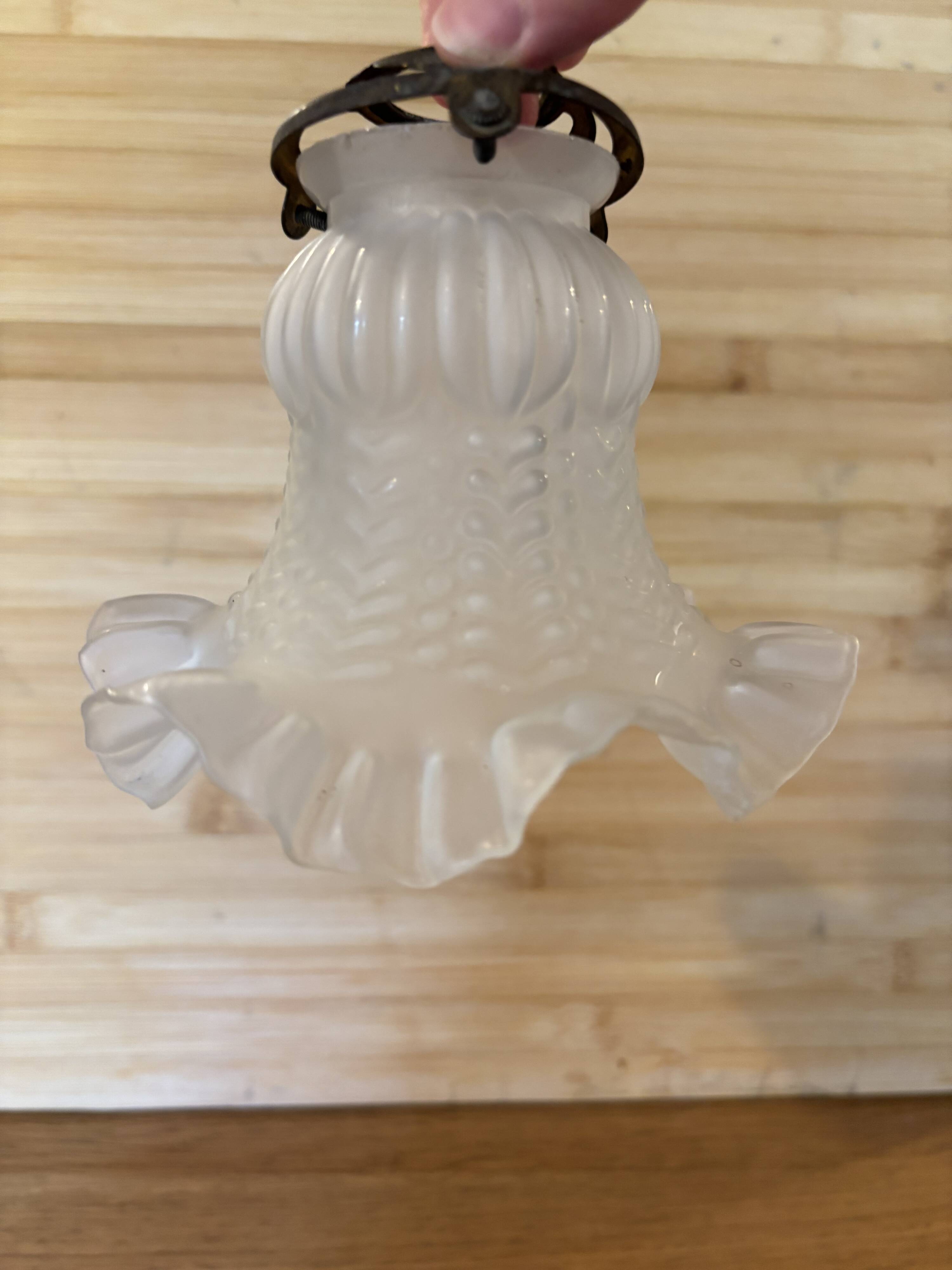 Suspension tulipe opaline dentelée