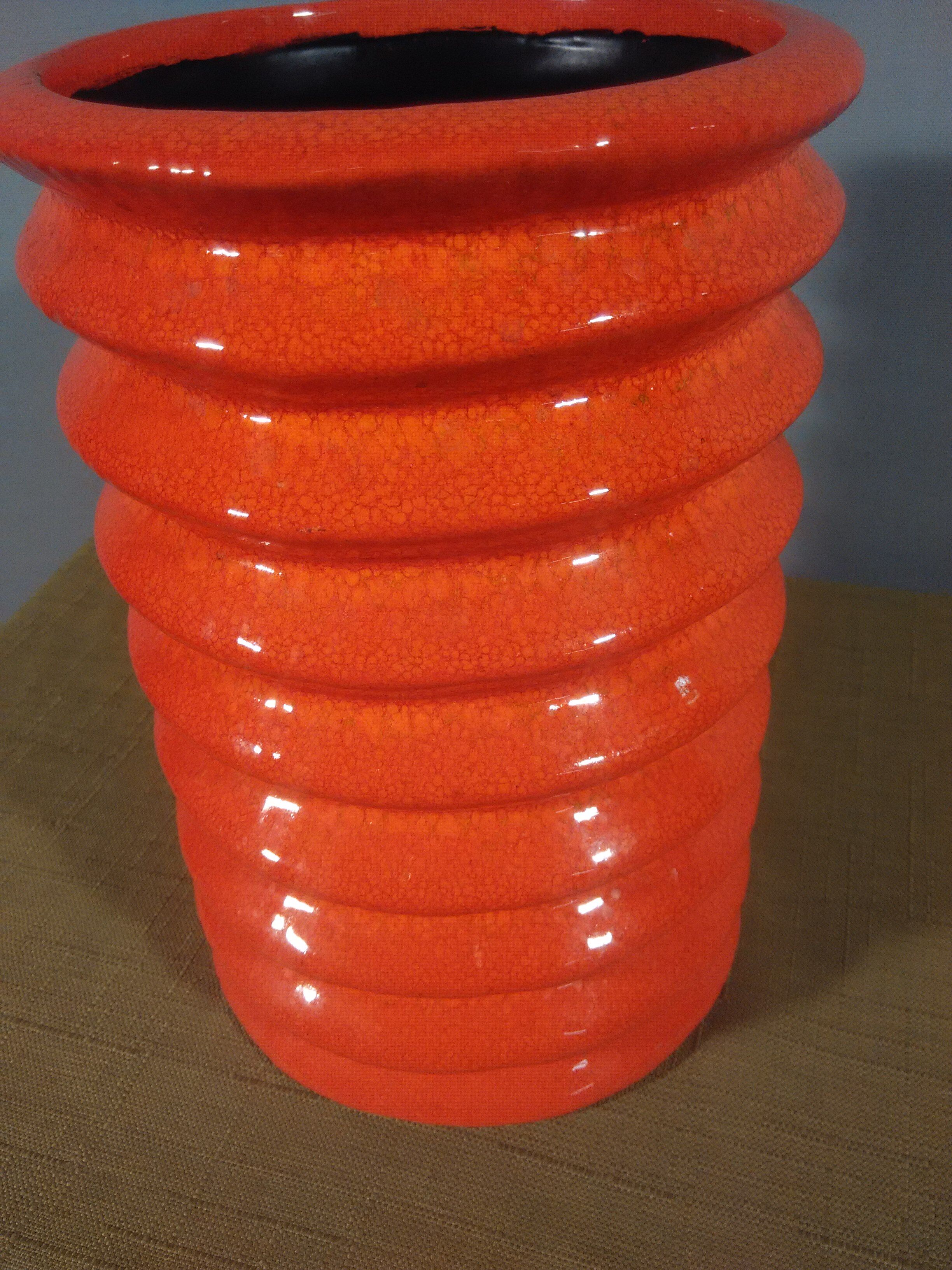 Vase ceramique vers 1970 .