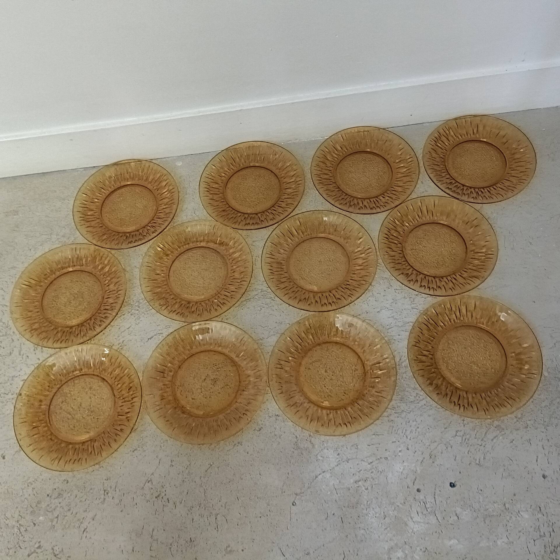 Twelve amber sunflower plates Vereco