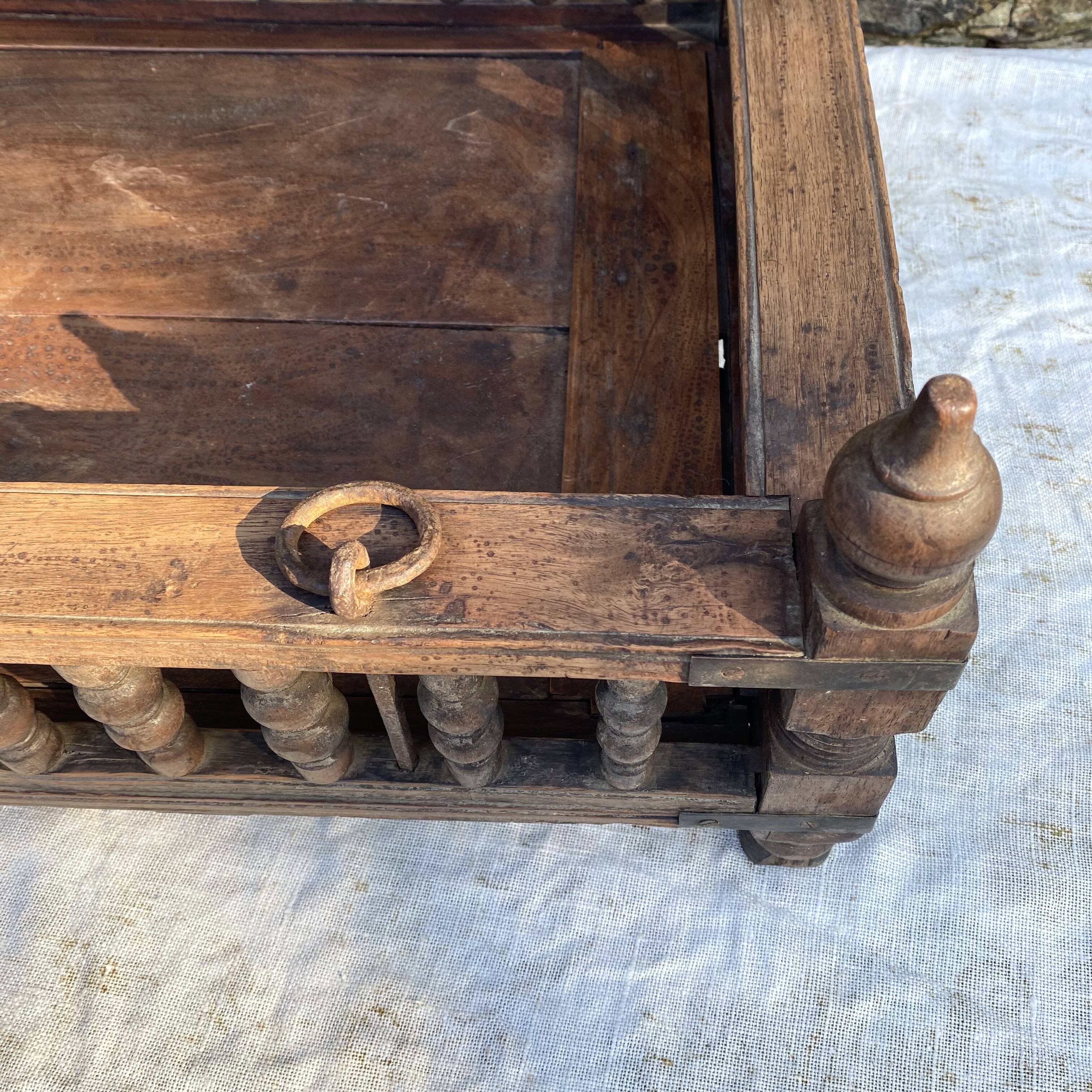 Antique Indian hanging cradle in carved wood, 19th / early 20th century.
