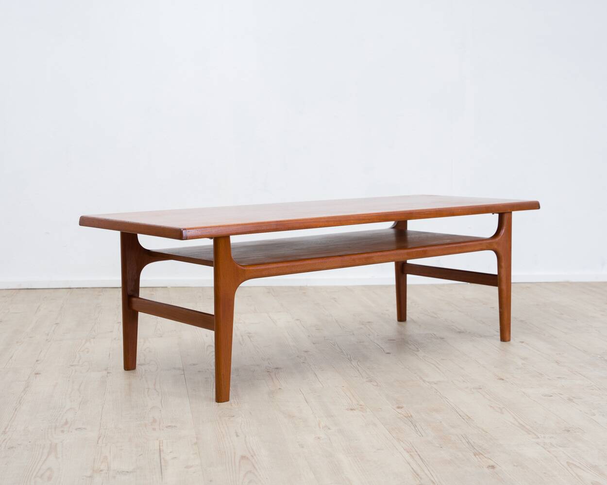 Table basse danoise en teck par Nils Bach, années