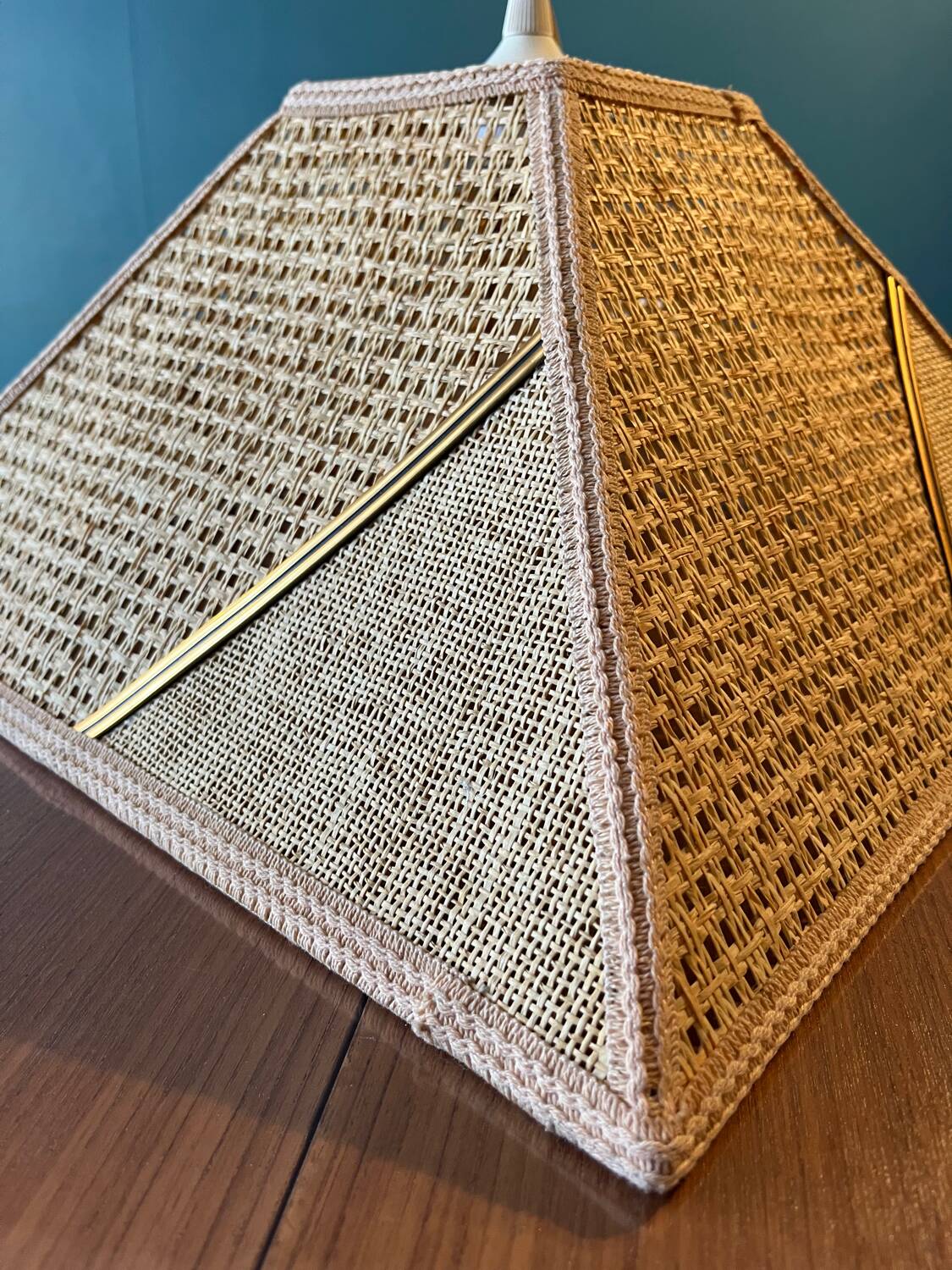 Suspension in wicker fabric canework