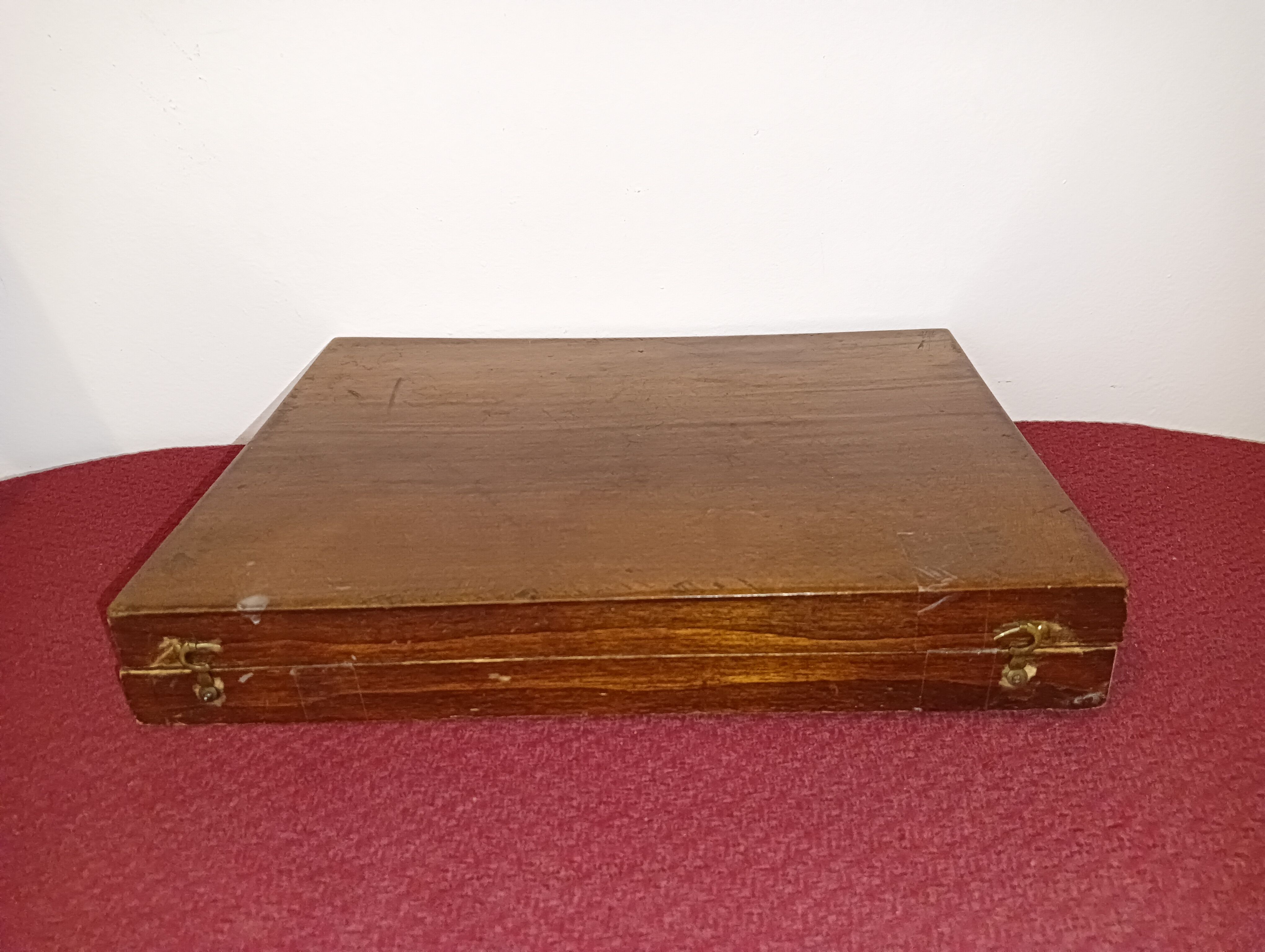 Old mahogany game box with bone tokens, XIXth century