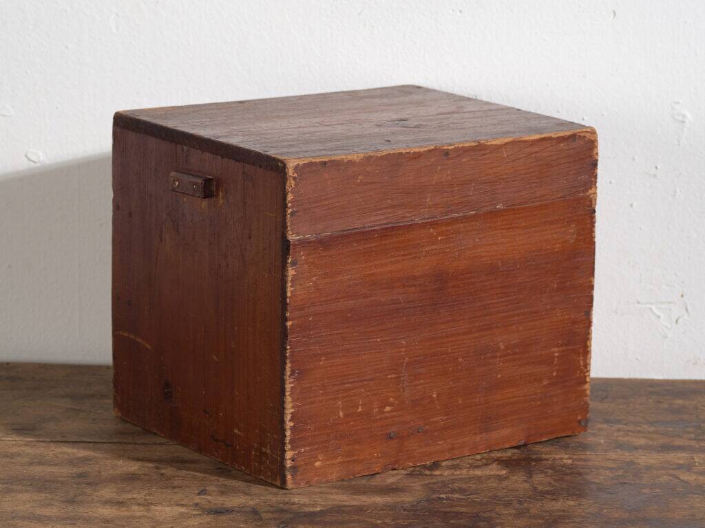 Small Japanese chest of drawers in cedar (ko-dansu), Taishō–Shōwa period, circa 1920–1945.