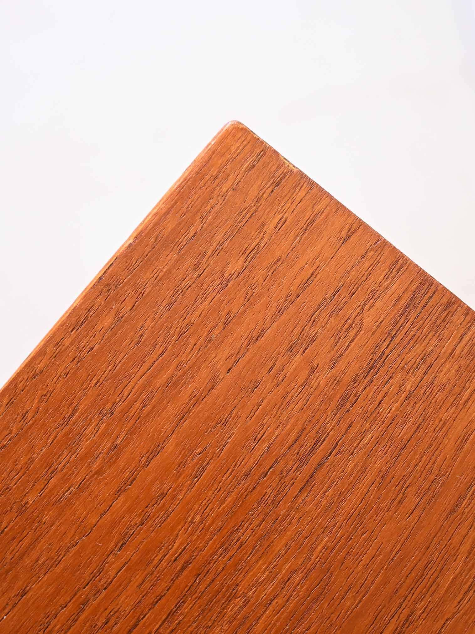 Buffet scandinave avec détails noirs
