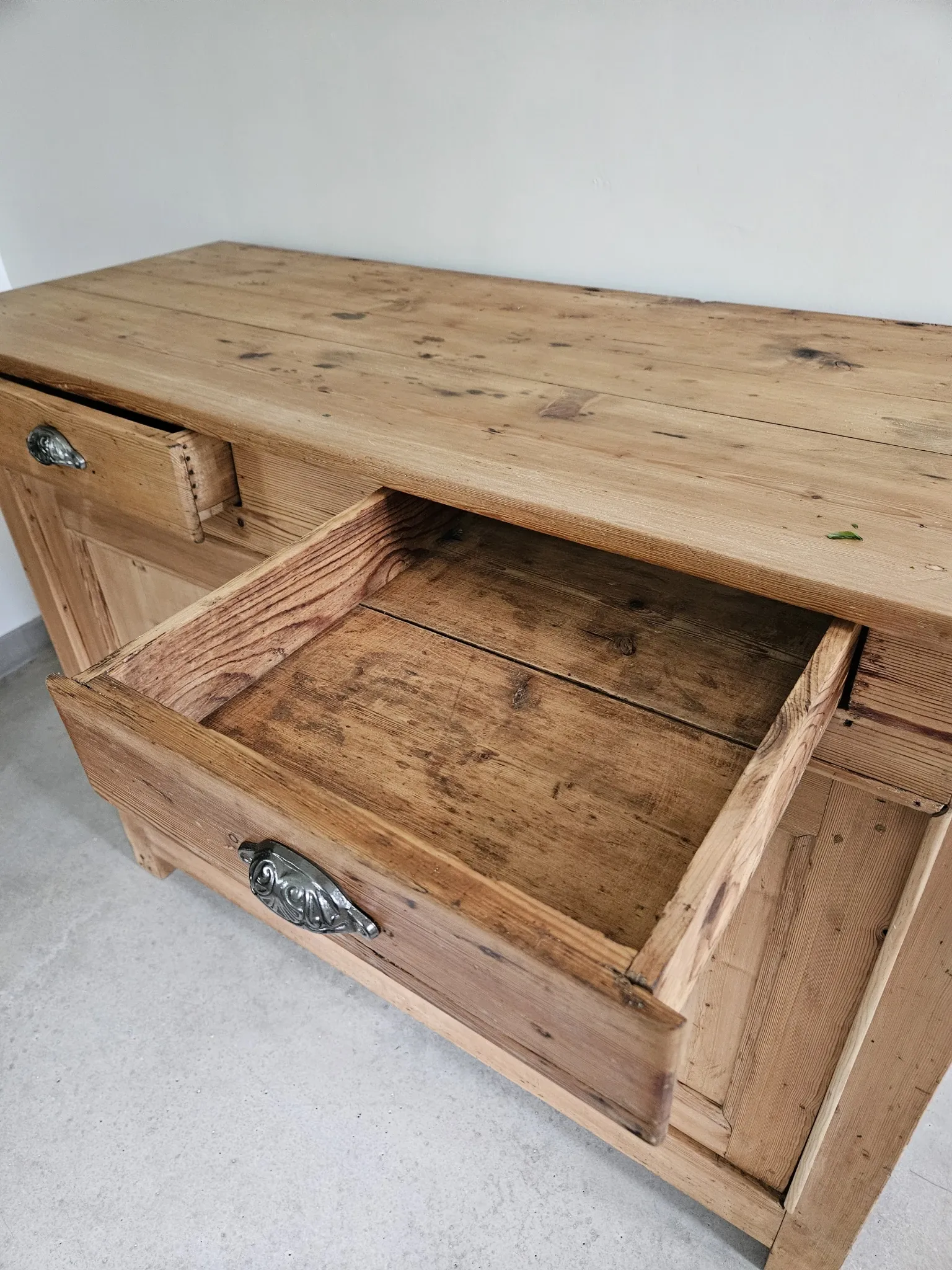 Bahut, buffet bas ancien pitchpin massif brut