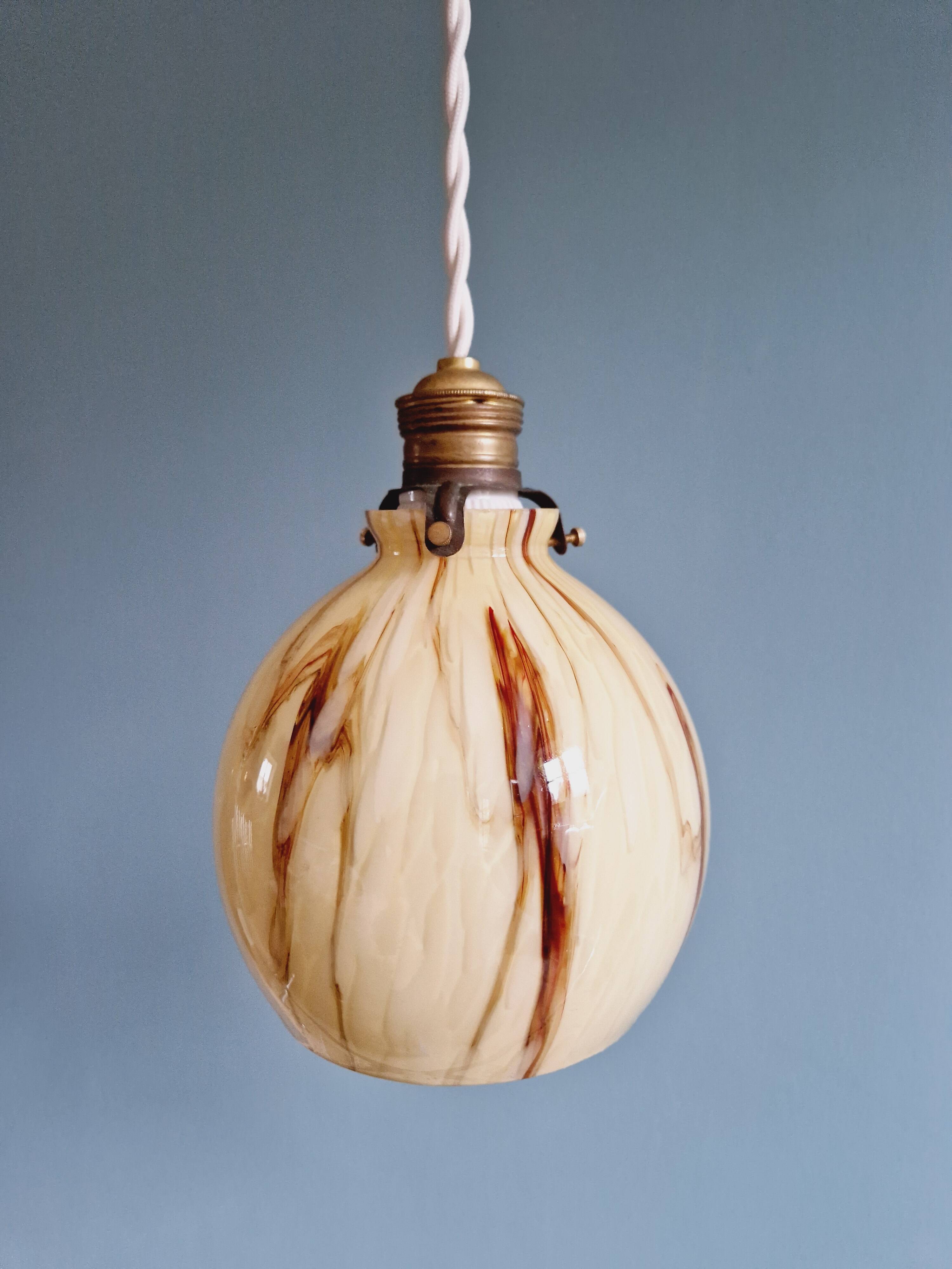 Duo de suspensions Art Déco en opaline marbrée, années 1920-30