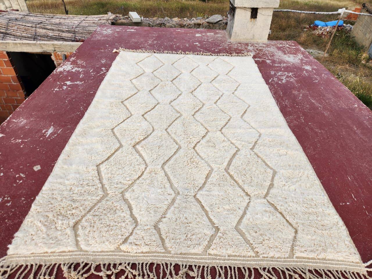 Beni Ouarain rug 300x200 cm – Natural cream wool – Diamond pattern in tone