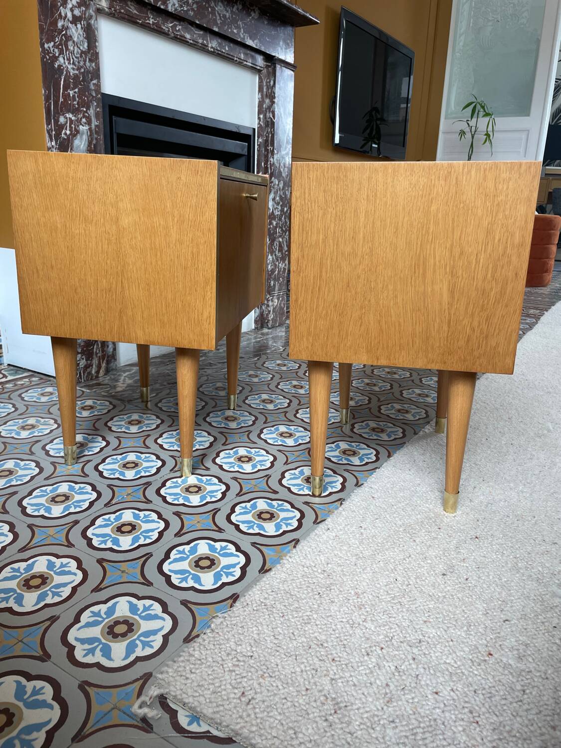 Paire de chevets en bois SEMB vintage – pieds compas & laiton doré
