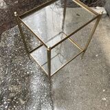 Table néoclassique en laiton avec étagères en verre circa 1950