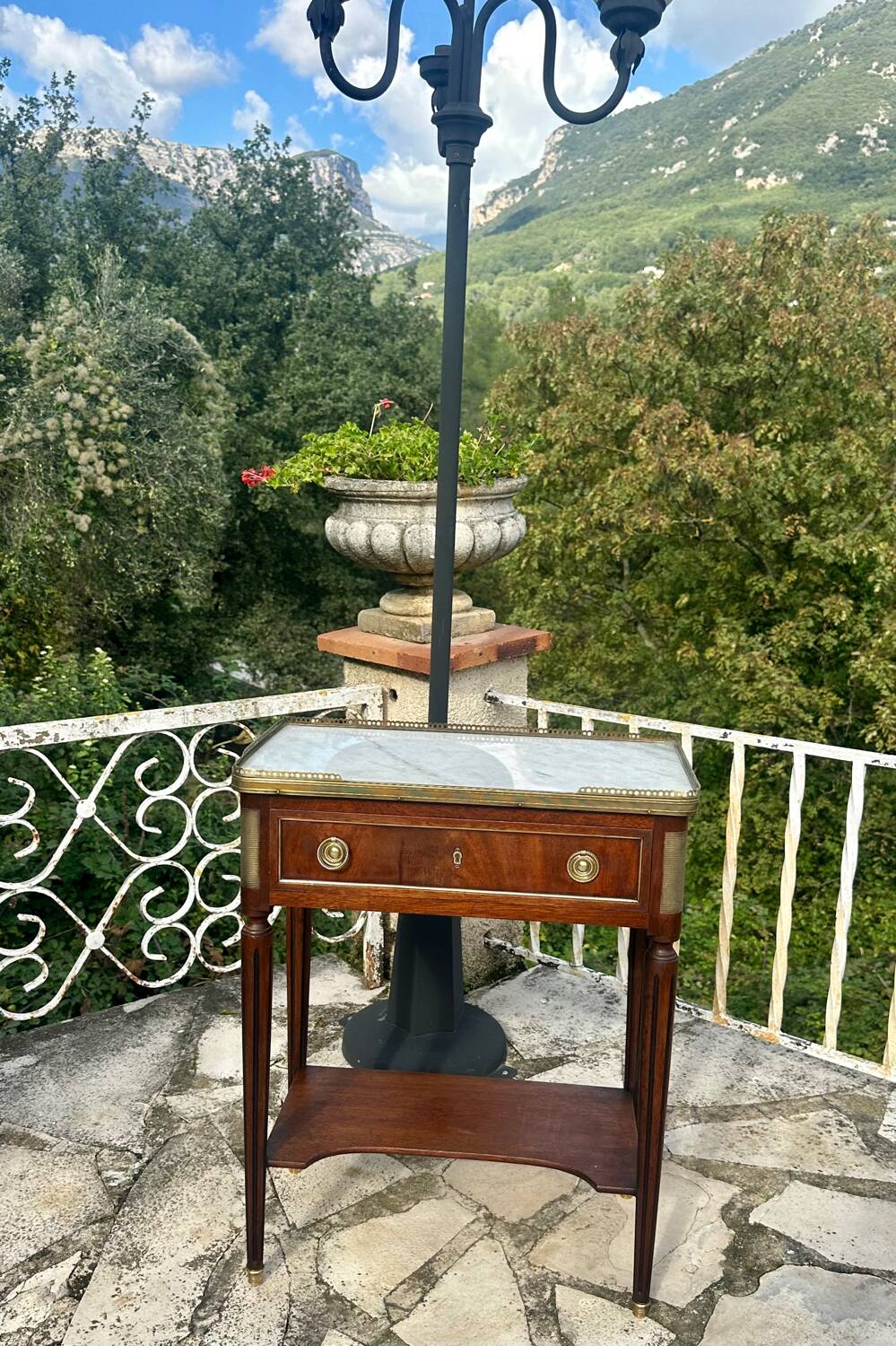 Small console in mahogany and gilded bronze, Louis XVI style. 19th century period.