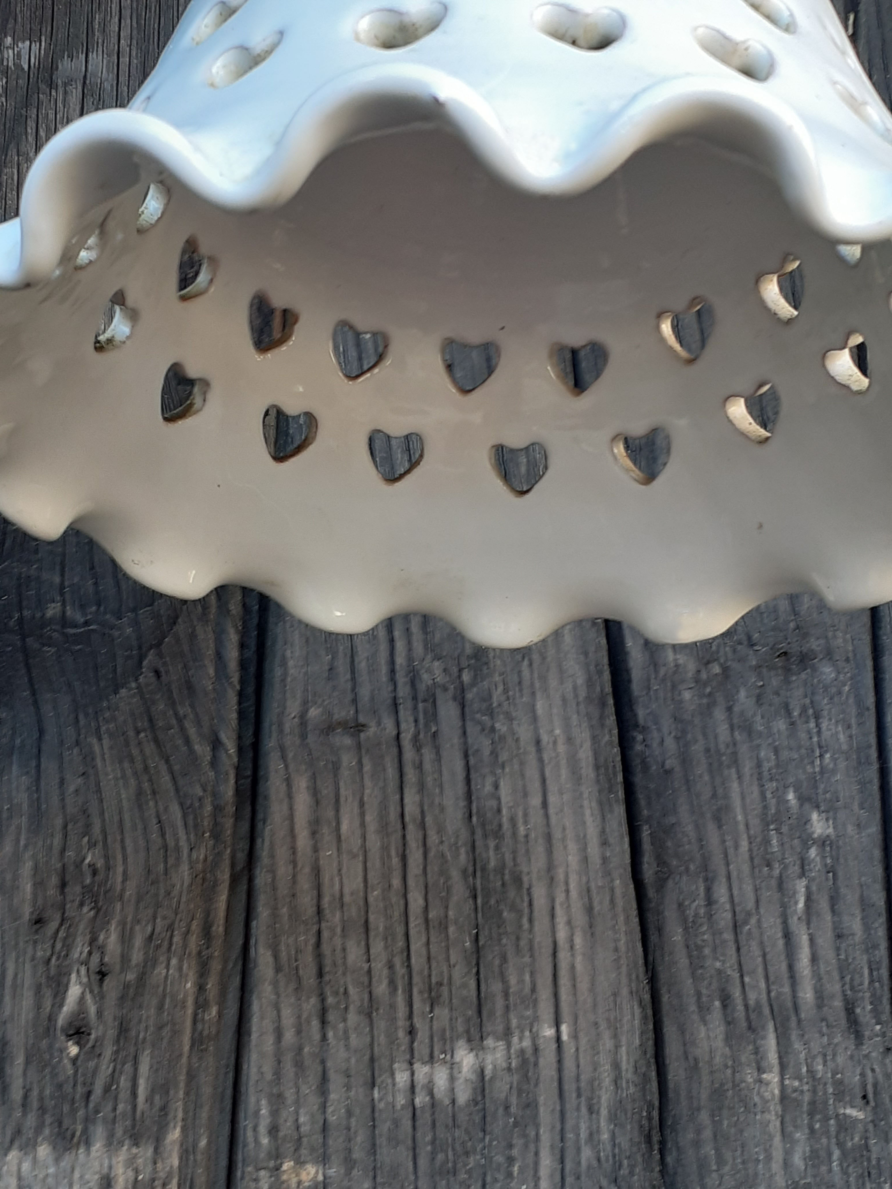 Bell-shaped suspension in white ceramic