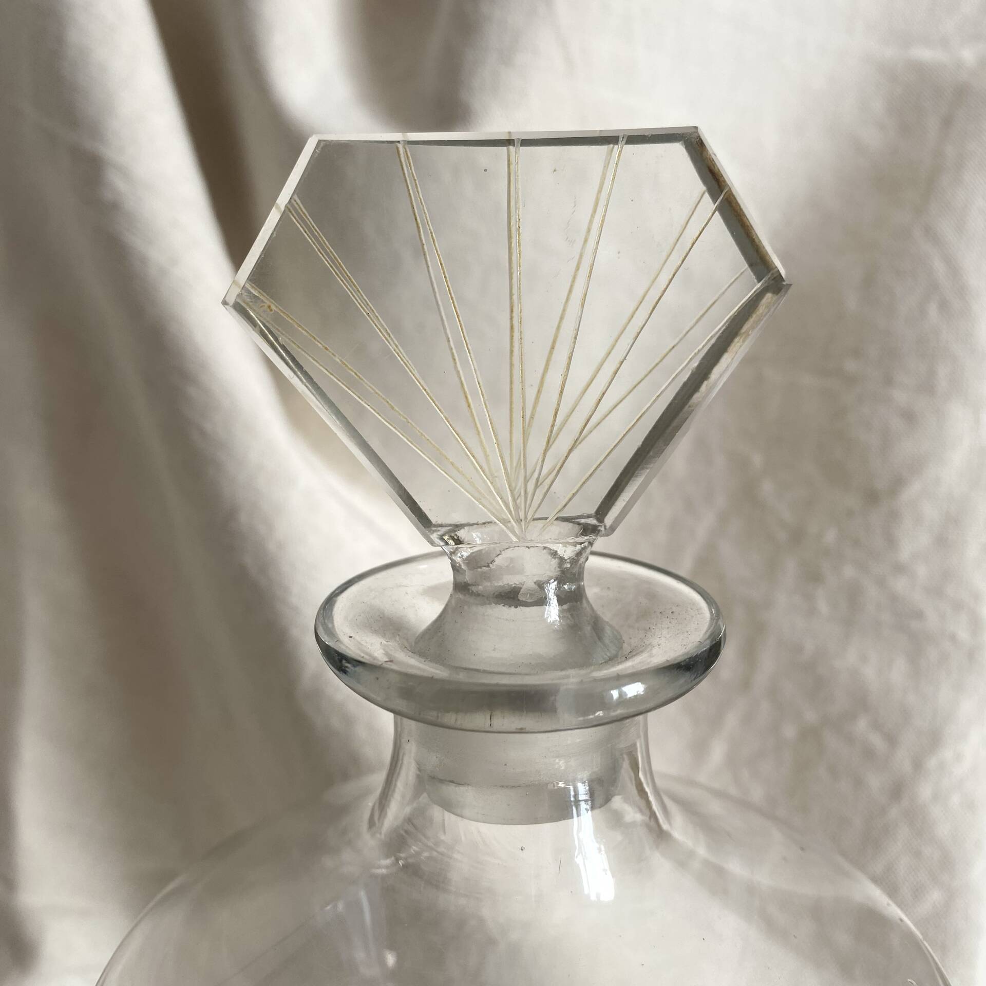 Art Deco carafe with fan stopper