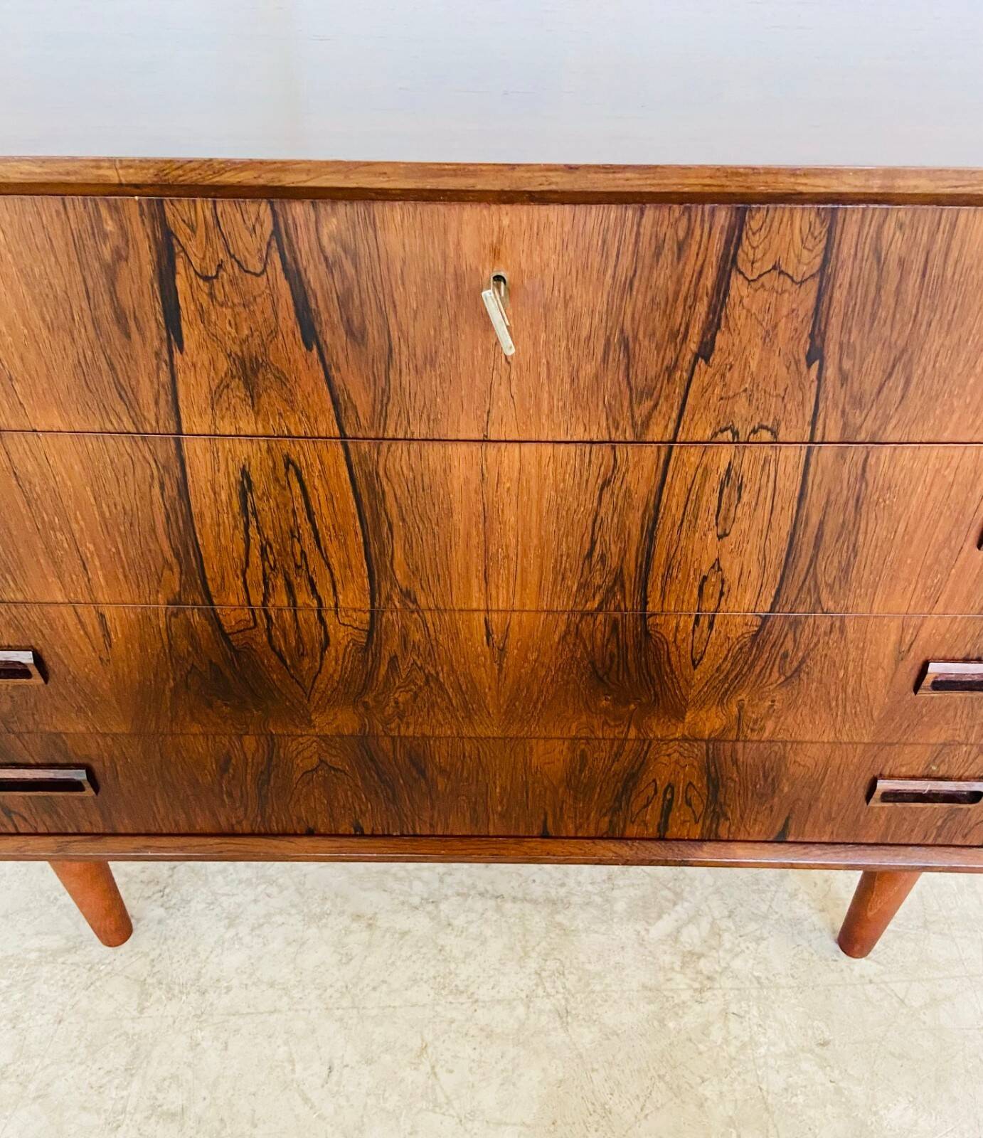Commode danoise vintage en palissandre du milieu du siècle par Kaj Larsen