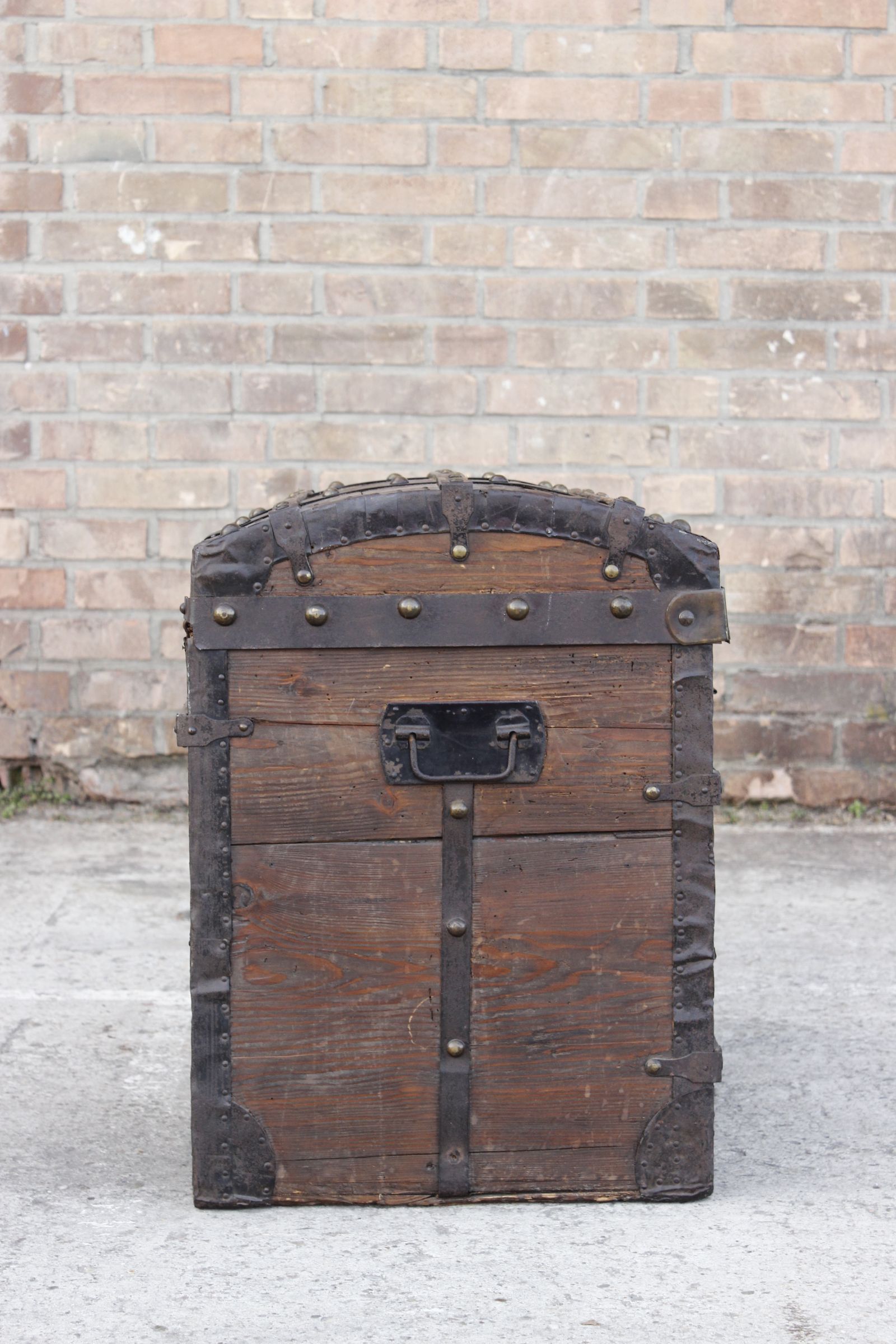 Chest or travel trunk in wood and wrought iron, 18th century