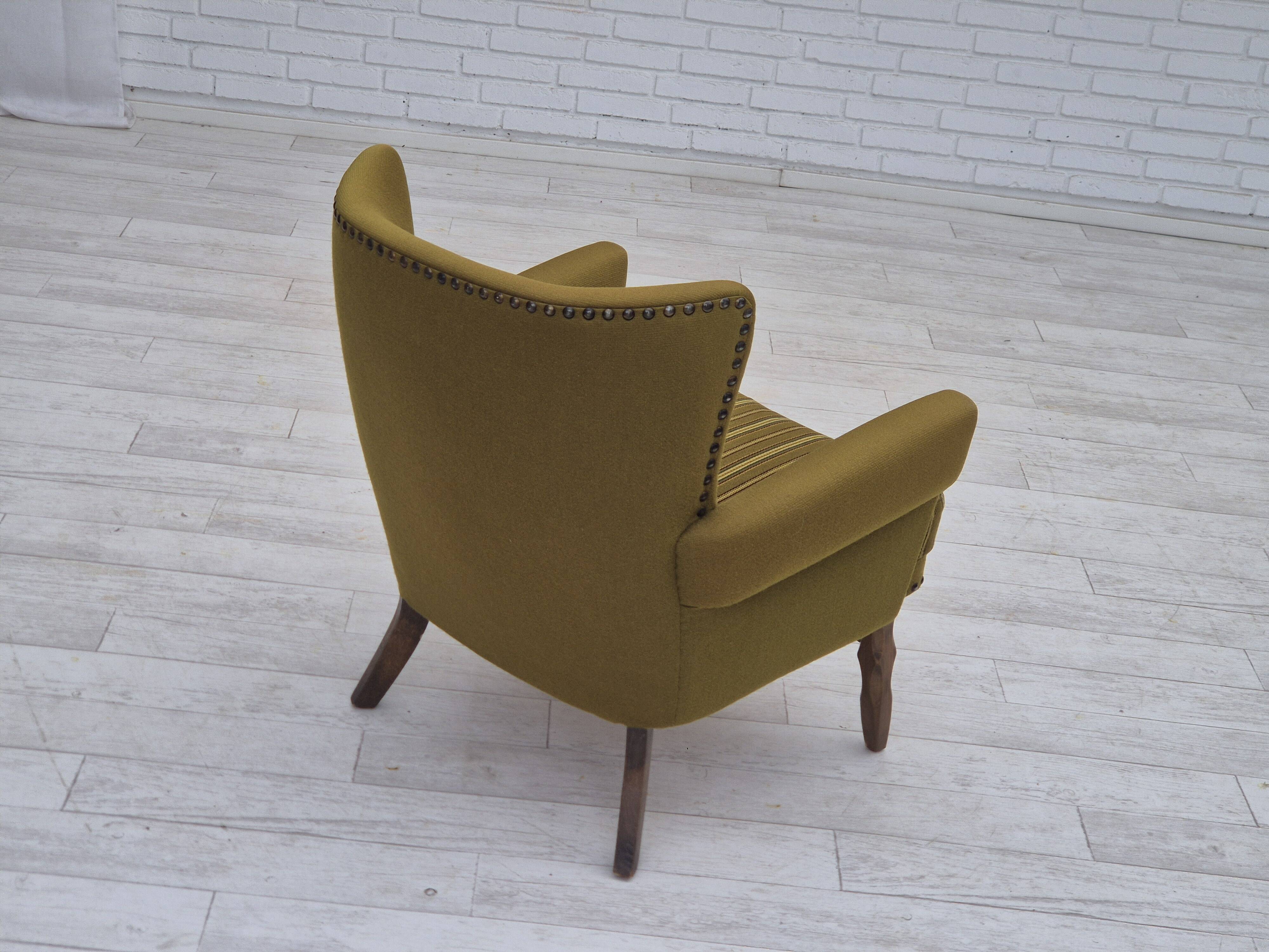 Chaise longue danoise des années 1970, mobilier vert d'origine en laine, bois de chêne.