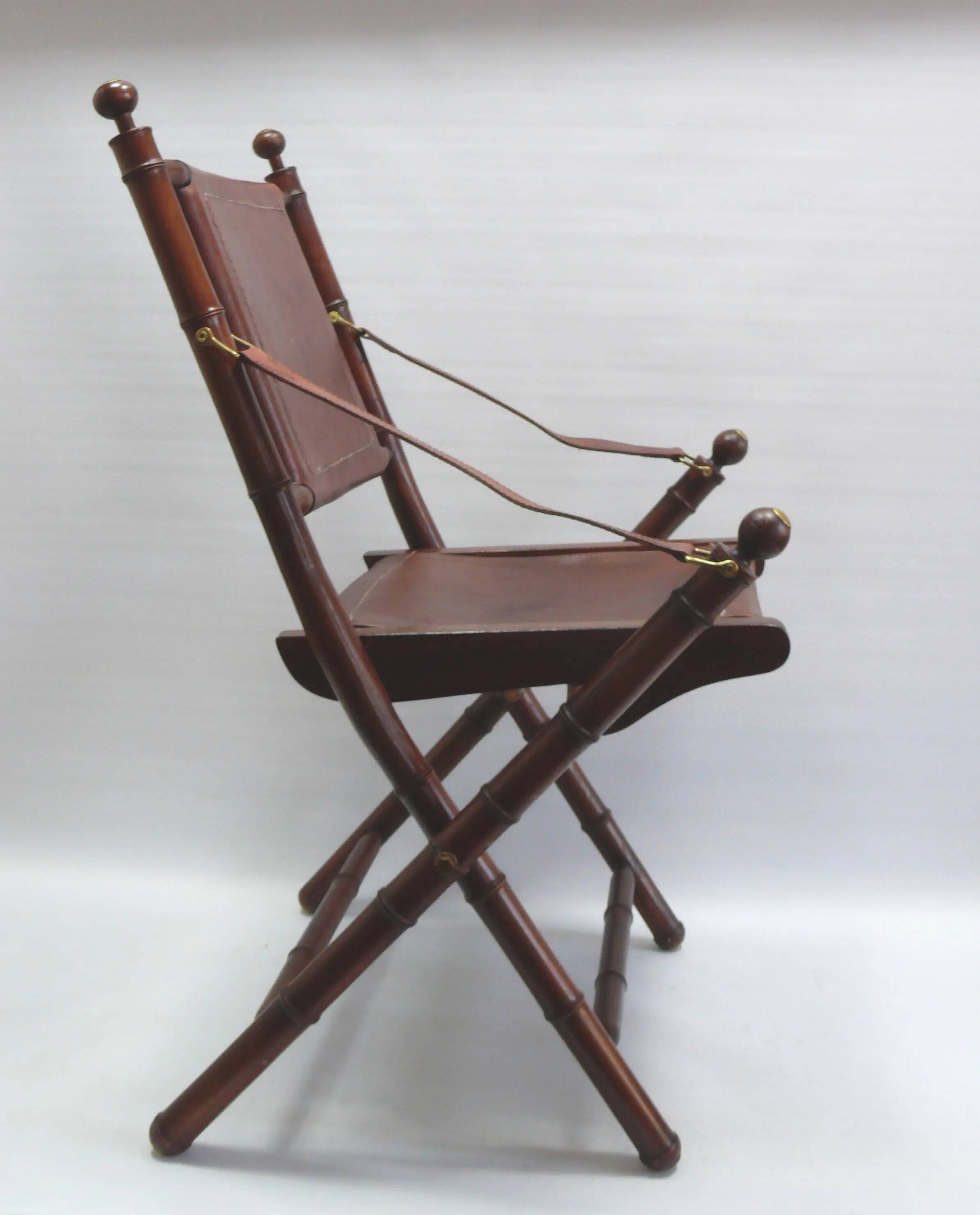 Chaise de campagne, chaise d'officier en teck et bambou, avec assise en cuir cousu et détails en laiton - années 1960