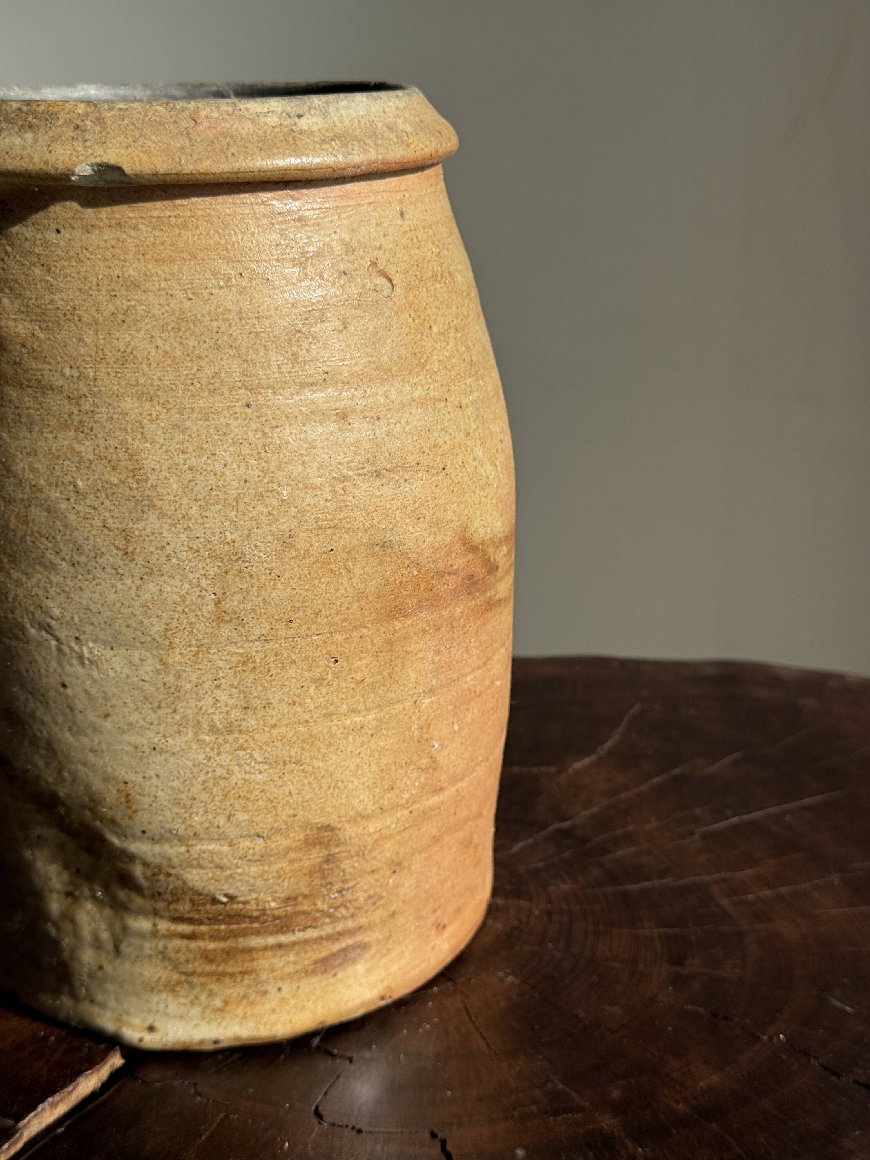 Large matte stoneware oval pot with beige handle H21 D12