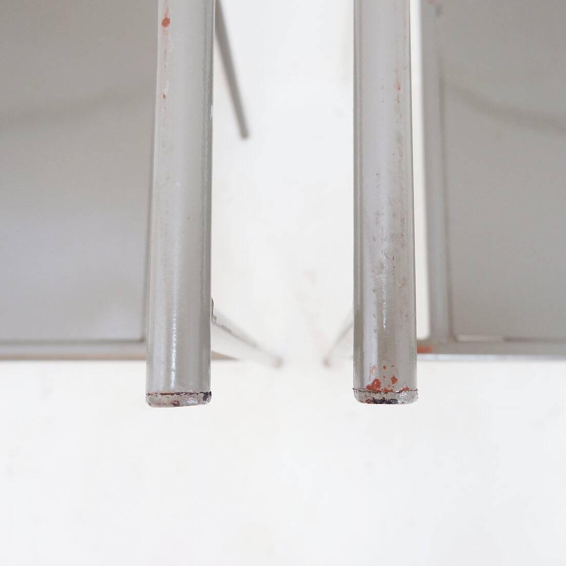 Set of 4 gray metal chairs in the style of Starck's "Von Vogelsans" model