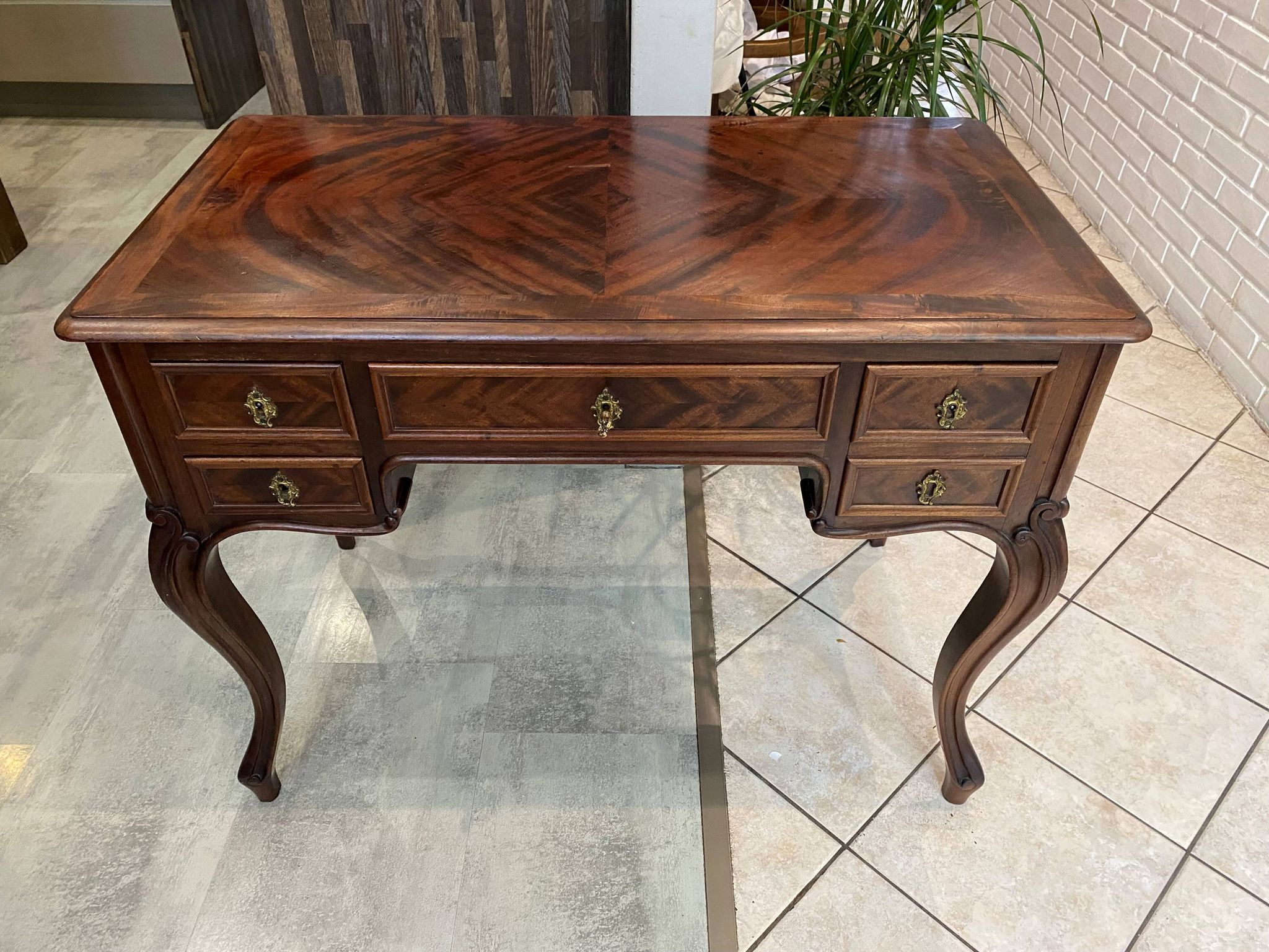 Louis XV style desk with 5 drawers and 2 shelves, late 19th century, 102x57cm
