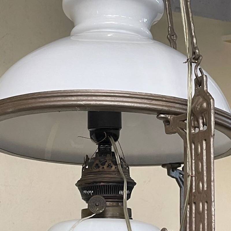 Antico lampadario, stile Liberty, con saliscendi