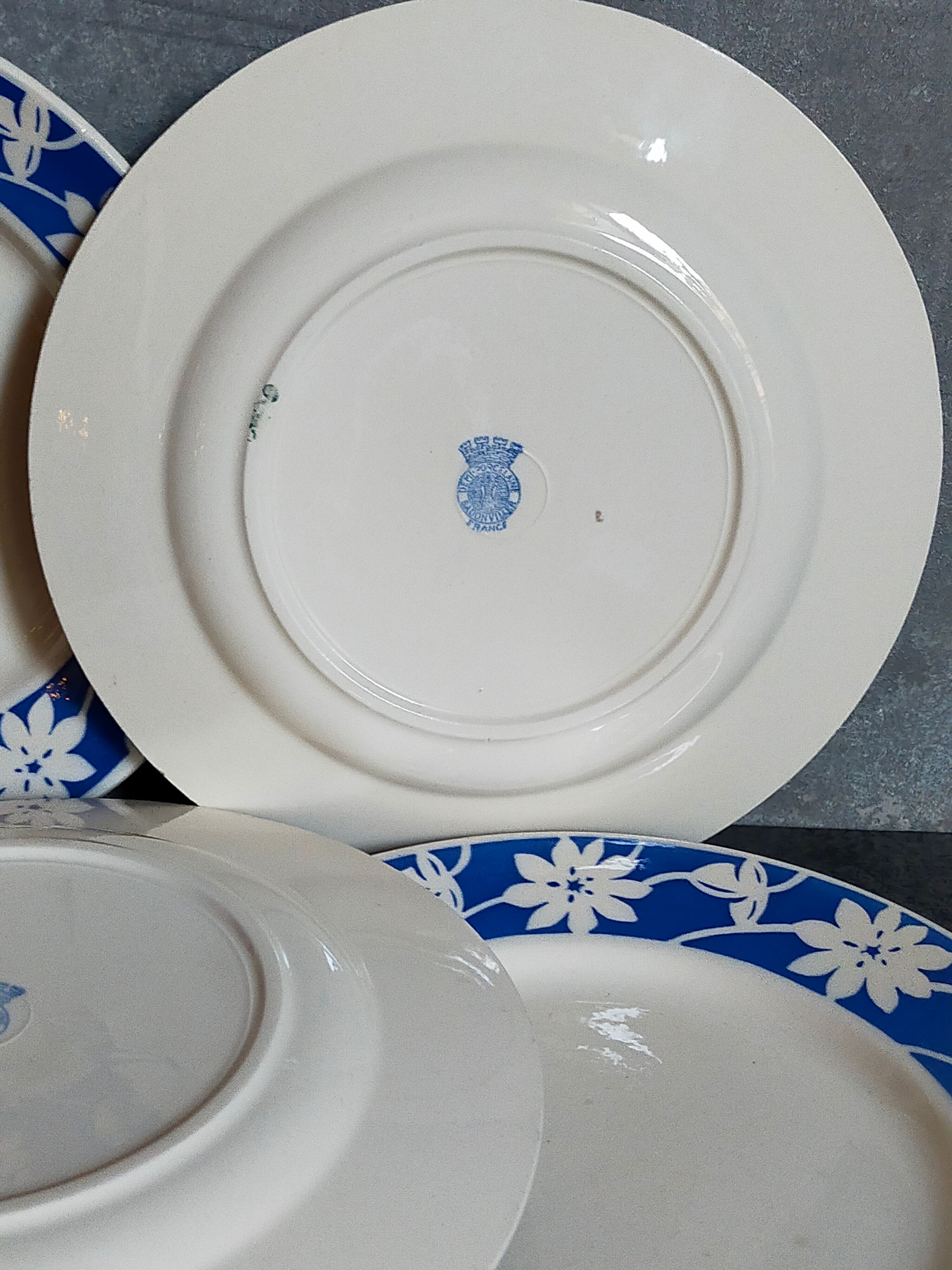 Cinq assiettes à dessert de Badonviller aux fleurs